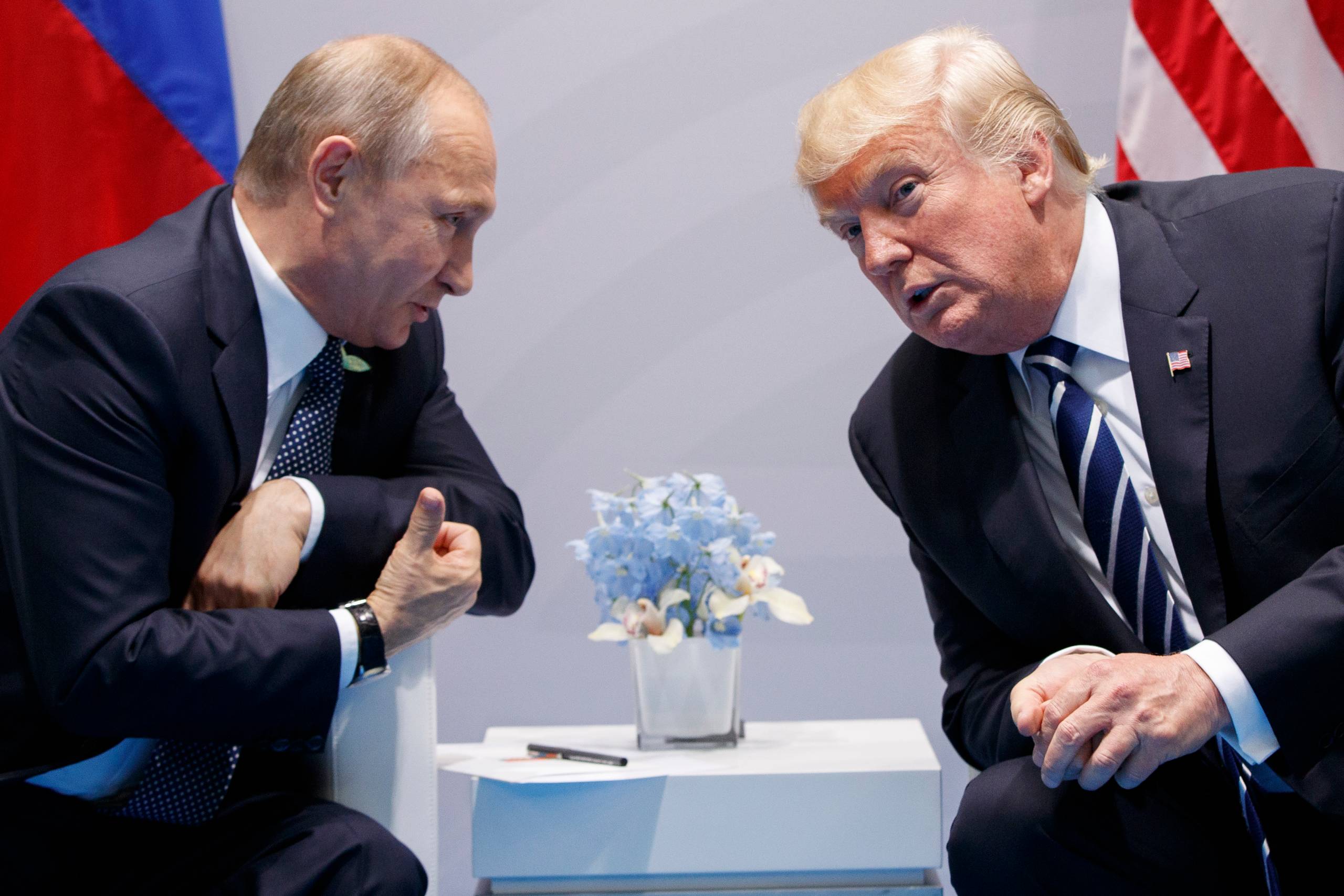 Der er ingen grundlæggende forskel på Trump- og Putin-boblen. Bortset fra, at det ikke er de samme emner, der lyves om, og at det ikke er de samme mennesker, der bliver dæmoniseret og bagvasket. Selve virkemidlerne og selve iscenesættelsen er i Putin-boblen nøjagtig de samme, som de er i Trump-boblen. Arkivfoto: Evan Vucci/AP