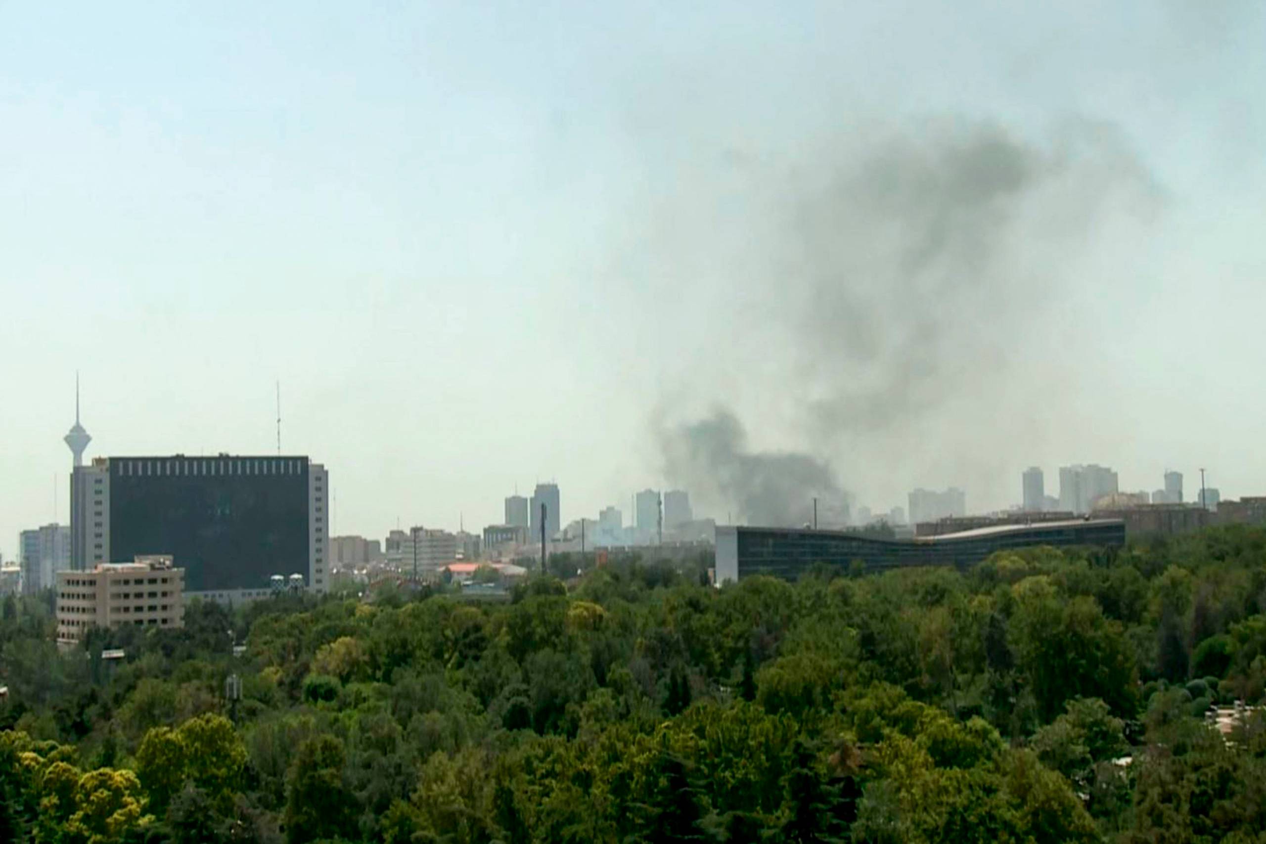 Israelske fly ramte blandt andet det berygtede Evin-fængselæ under et af de seneste dages angreb. Fængslet er et af symbolerne på det diktatoriske præstestyre. Foto: AFP  