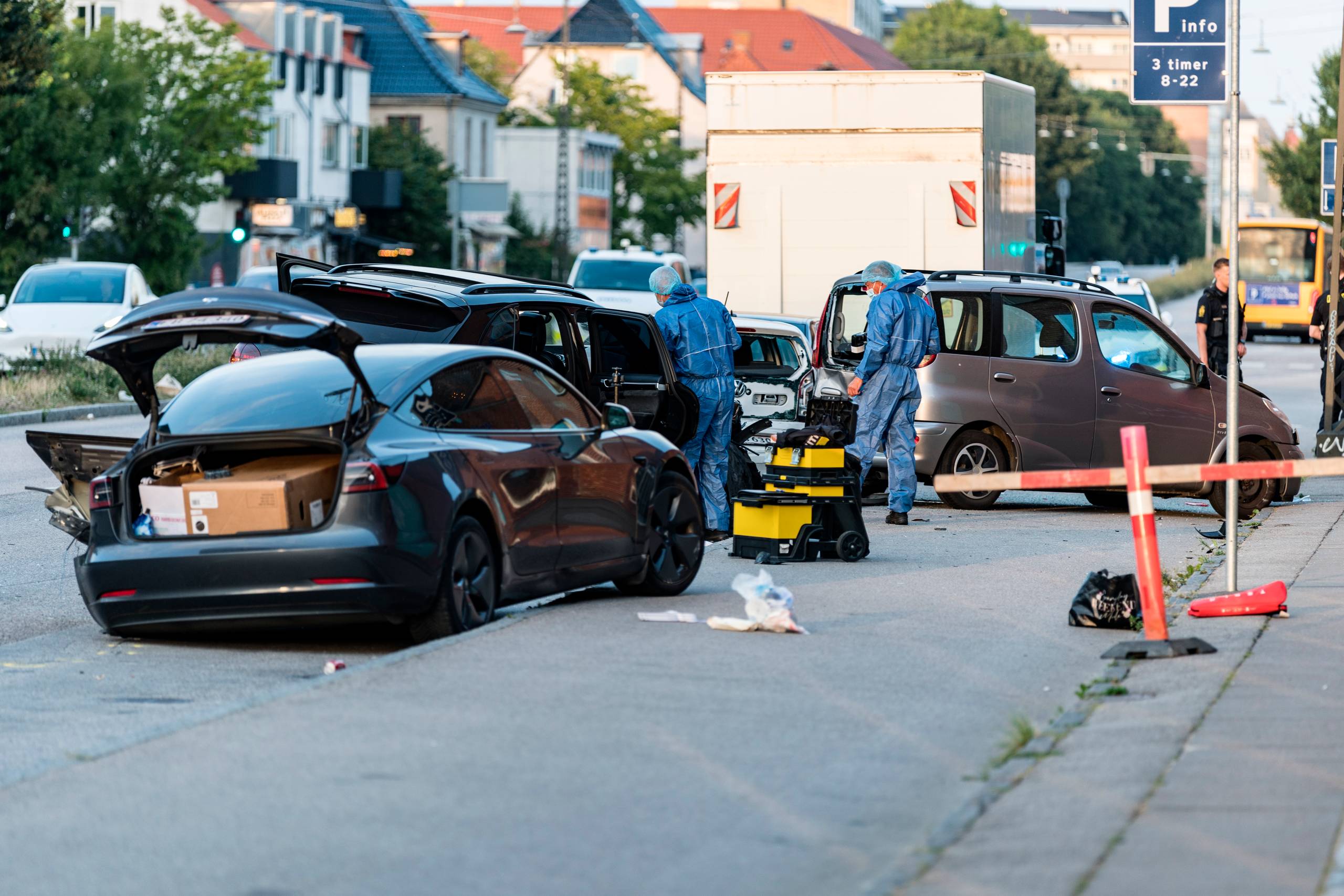 En Porsche blev efterladt efter at have forårsaget ulykken på Roskildevej tirsdag aften. Foto: Steven Knap