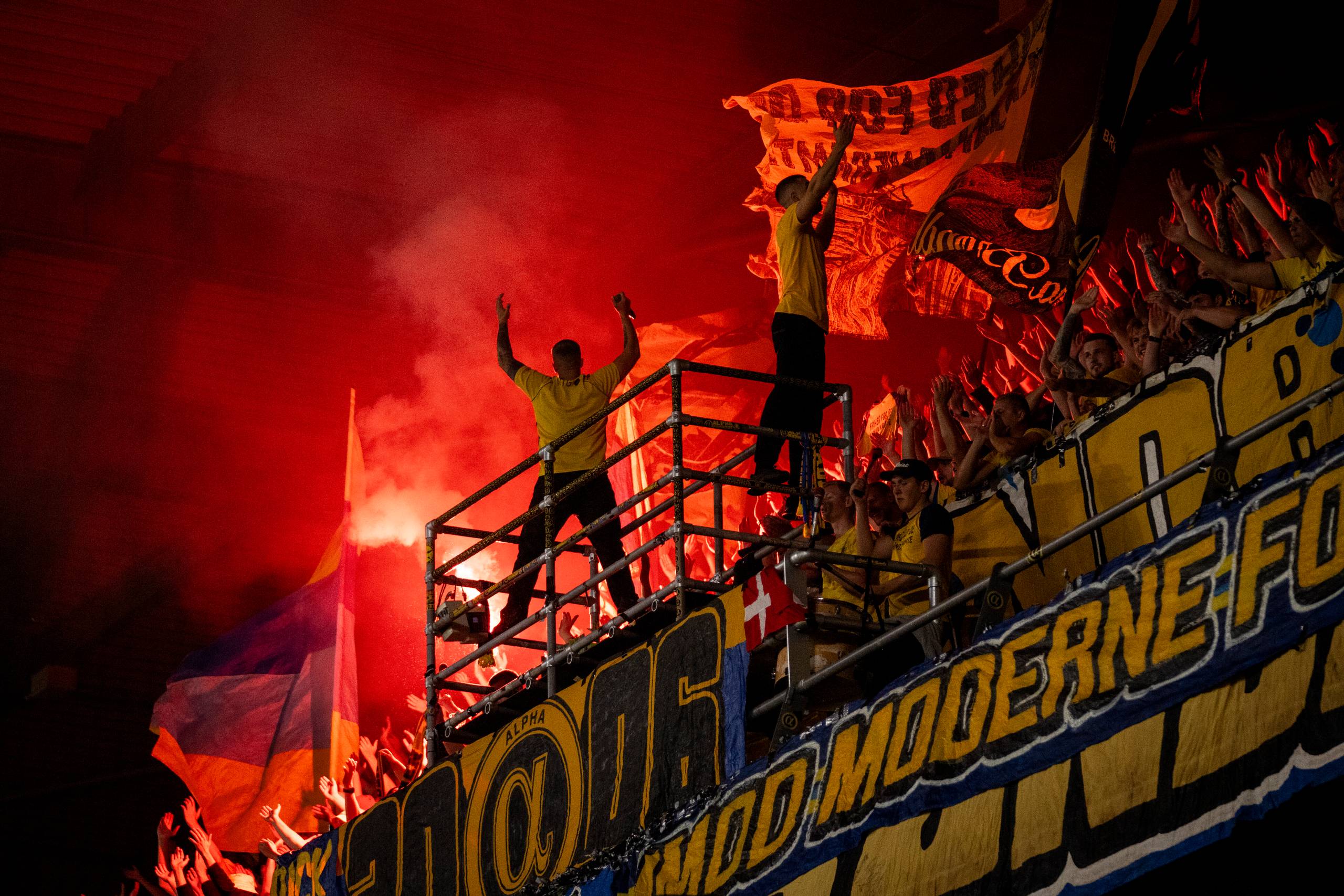 To personer ramt af sten og glasskår:  Sortklædte mænd angreb FCM-fans i Brøndby