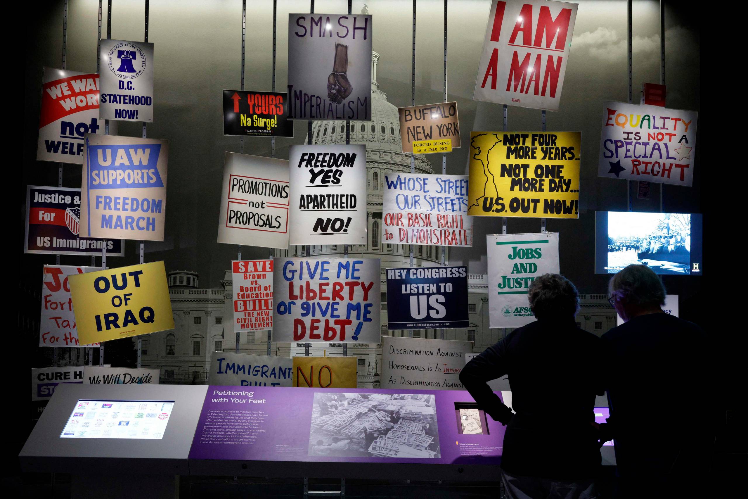 Man kan affeje det som små detaljer: en liste her, et krav dér. Men vi ved, hvor det fører hen. Når staten først sætter sig til rette som censor, er næste skridt at skrive historien om – til egen fordel. Det er det, Trump er i gang med, f.eks. på Smithsonian. Foto: Alex Wong/AFP