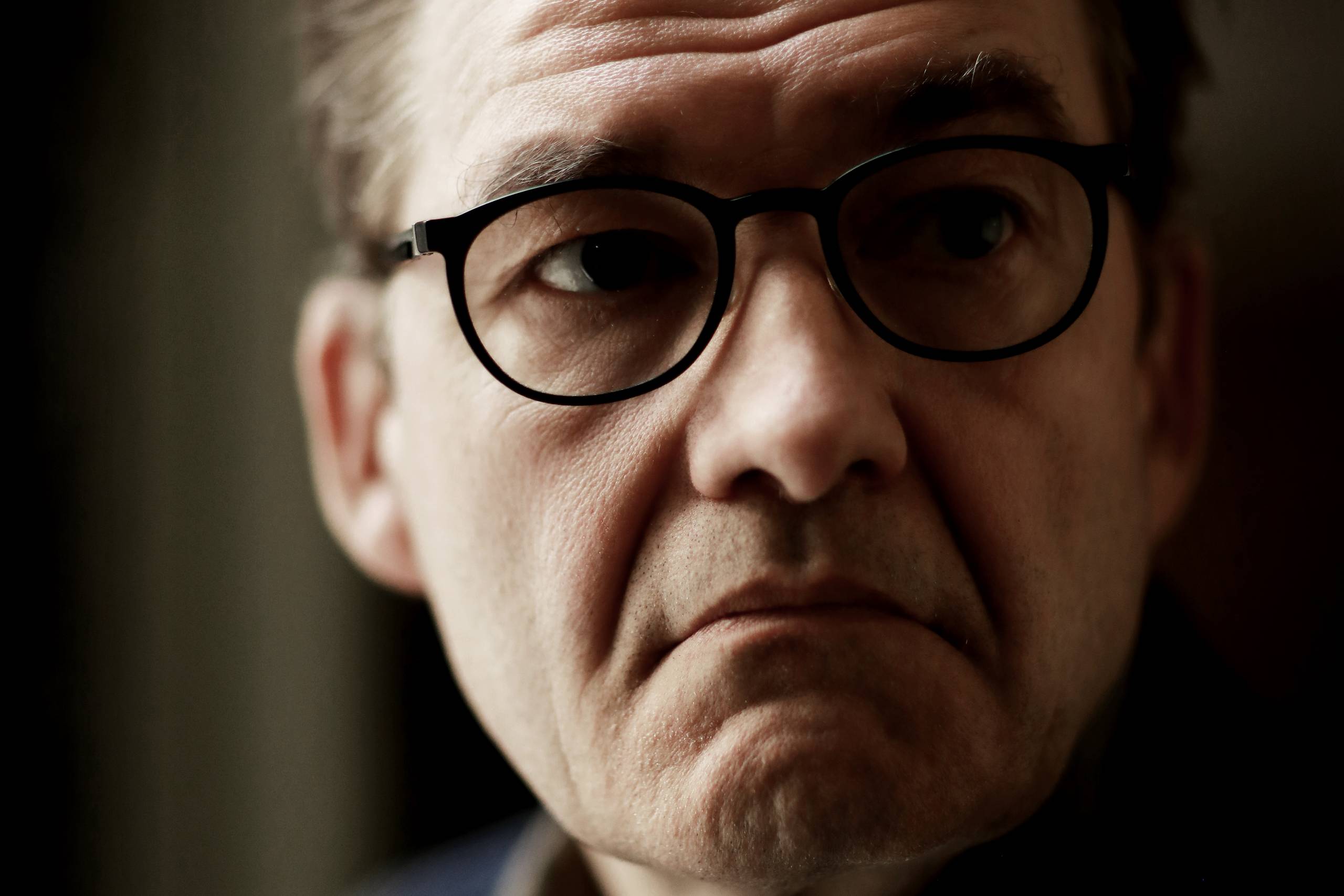 Christian Mørks tre forældre var alle berømte og folkekære skuespillere  – nu fortæller han ærligt om, hvordan det var at vokse op med dem