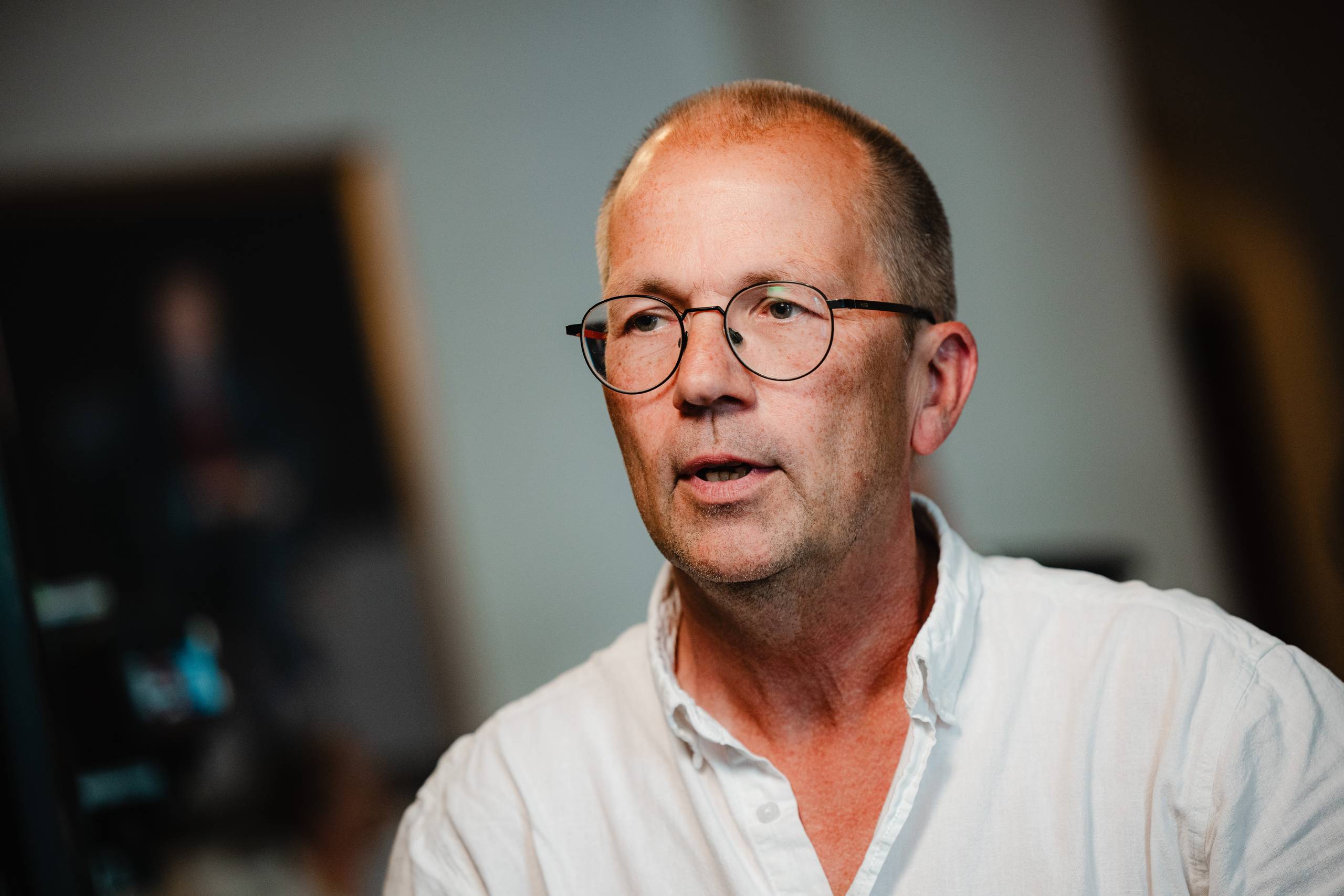 Hver fjerde folketingsmedlem tjekkede telefonen under vigtig debat:  Nu skal politikernes skærmvaner diskuteres