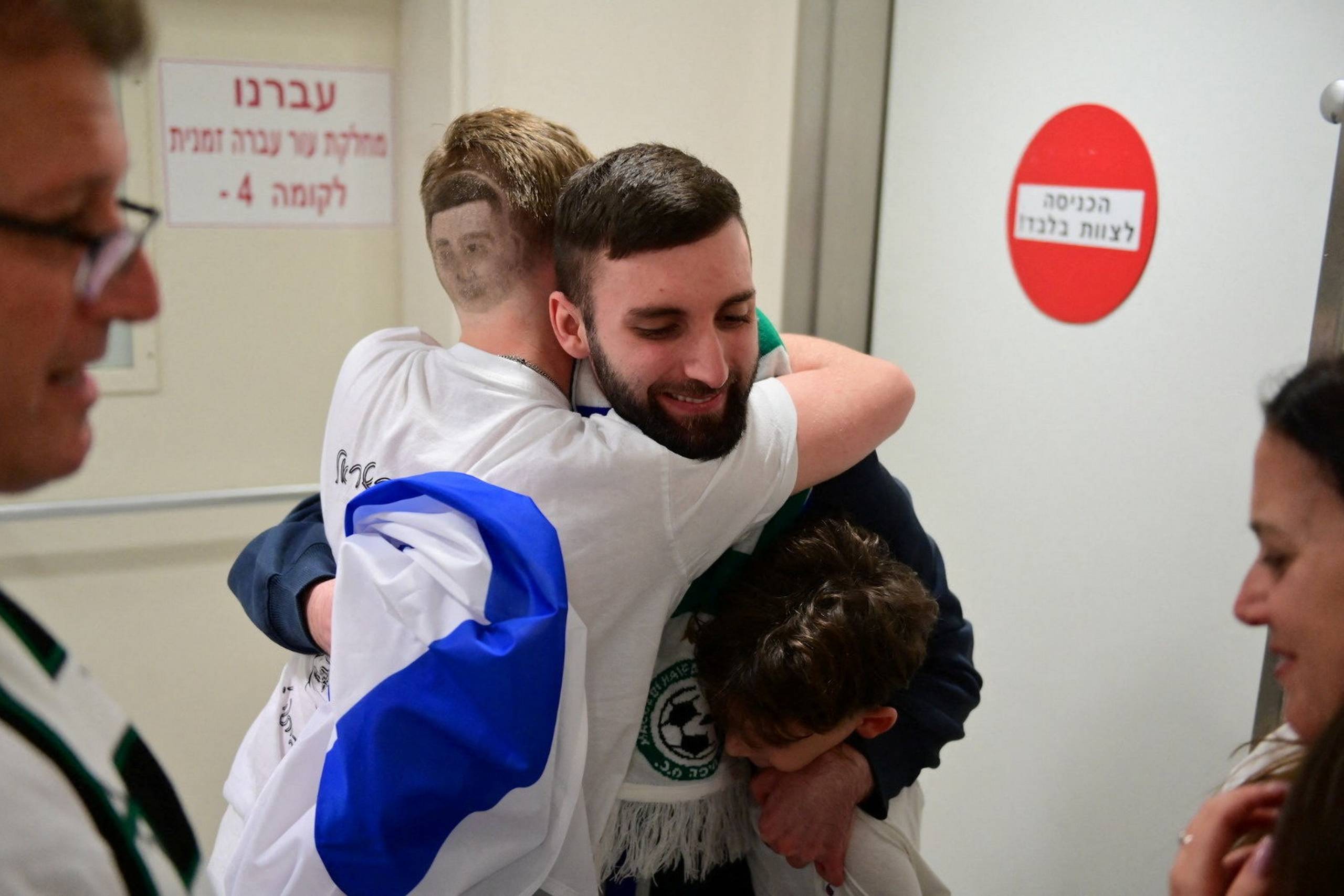 Han sad i en smal og mørk tunnel, mens Israels bomber fik væggene til at ryste omkring ham