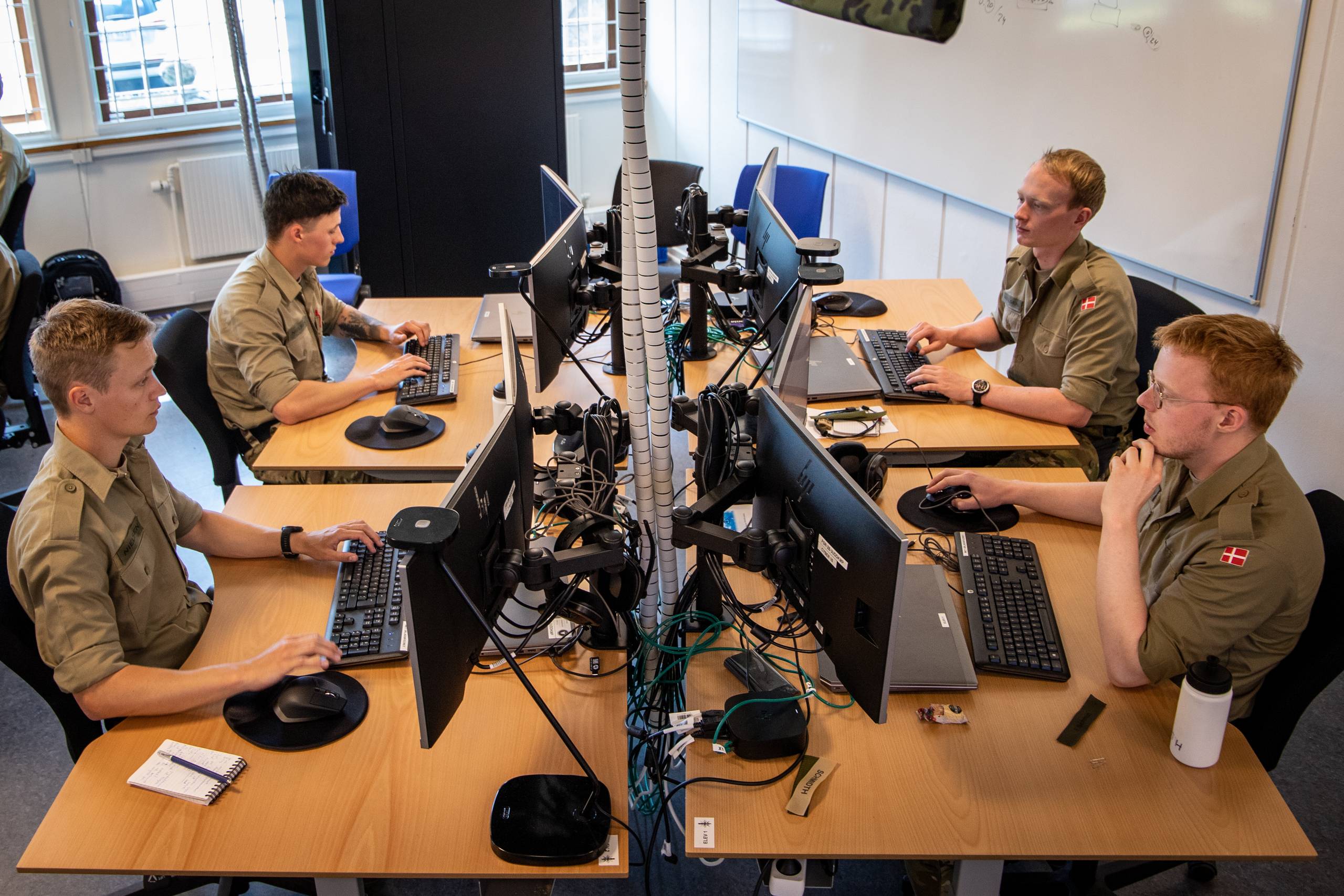 Statsministeren kalder det »rigtig, rigtig vigtigt«:  Alligevel uddanner Forsvaret kun 32 om året