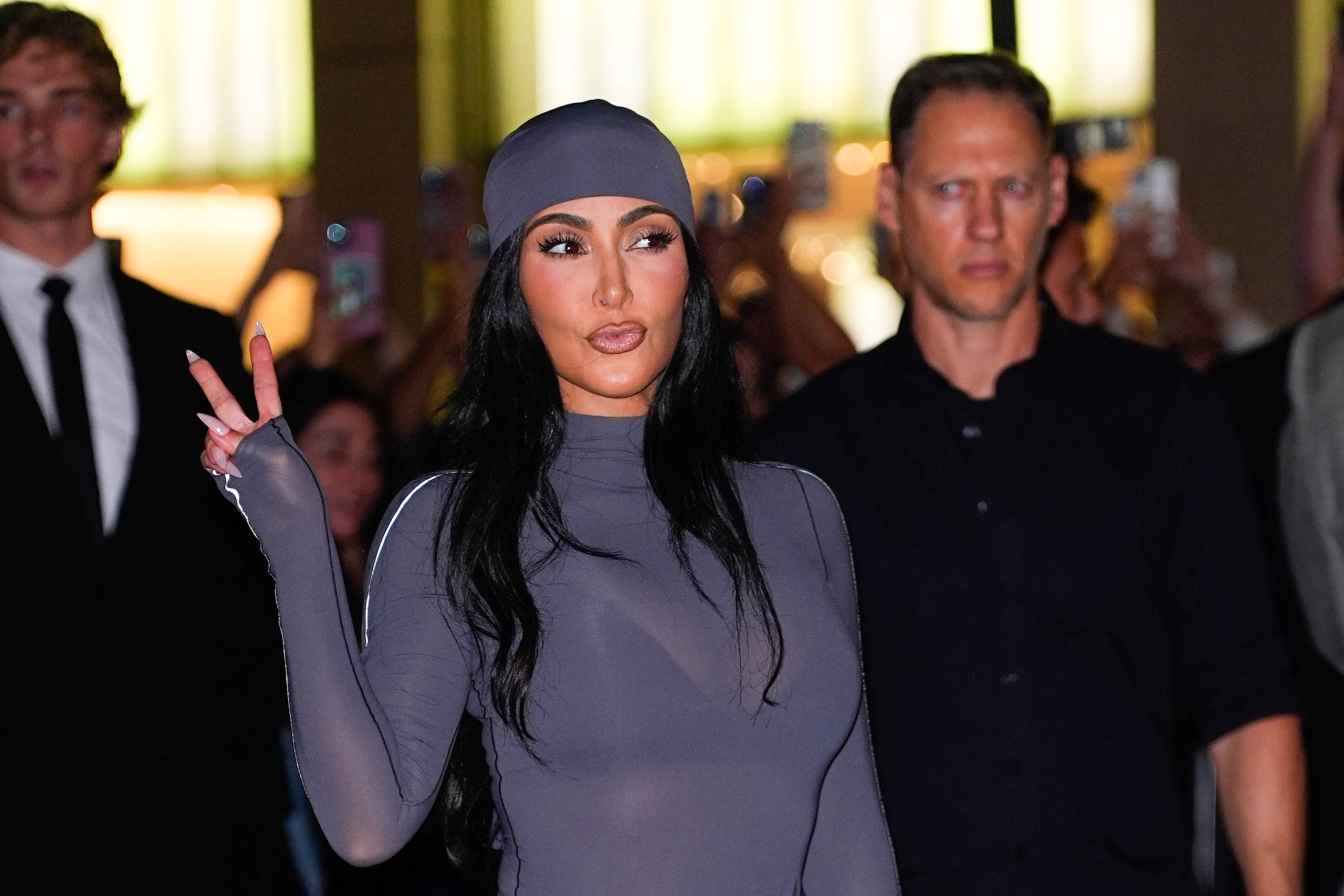 Kim Kardashian lancerer trusser med kønsbehåring og får folk til at stille ét spørgsmål