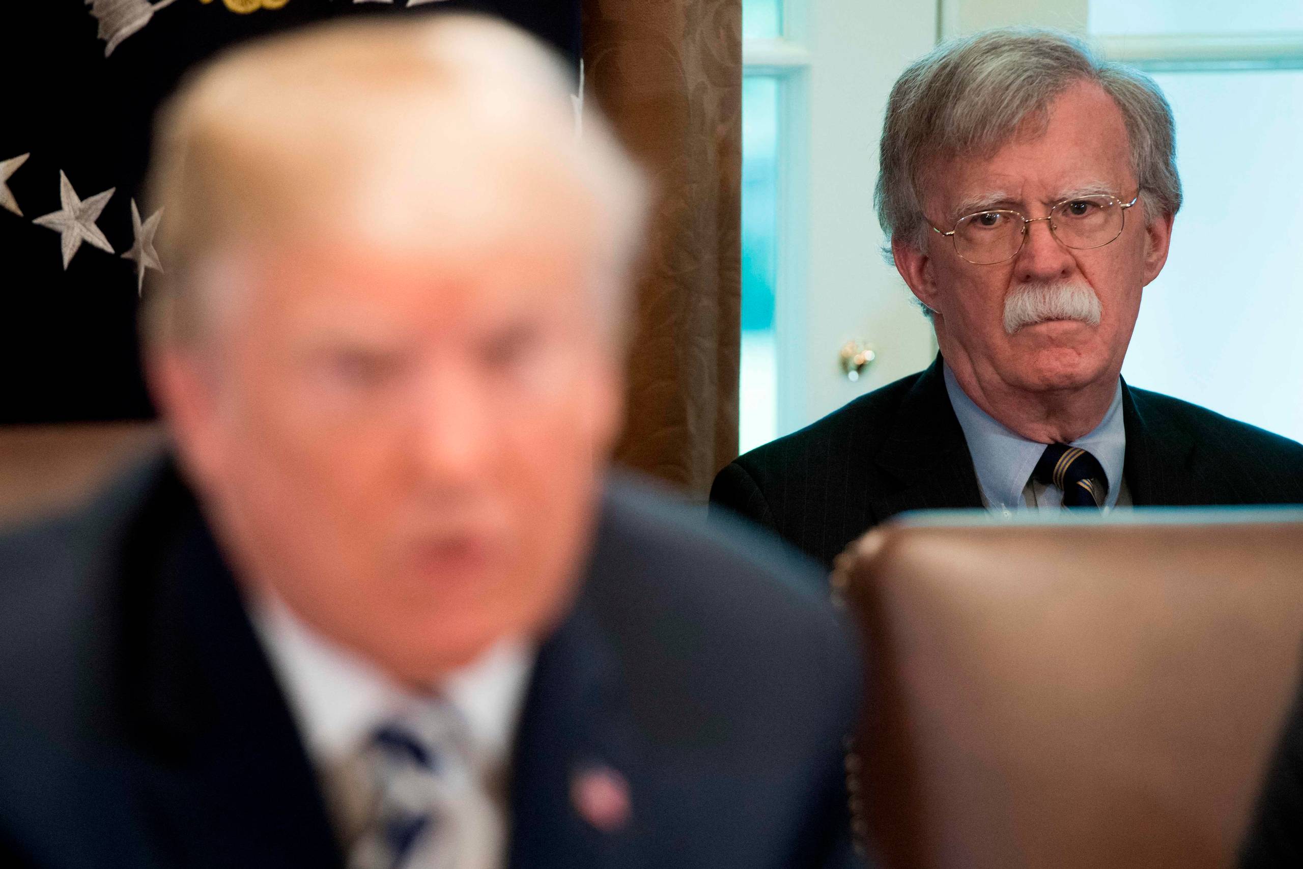Trumps eksrådgiver er tiltalt i sag om fortrolige dokumenter