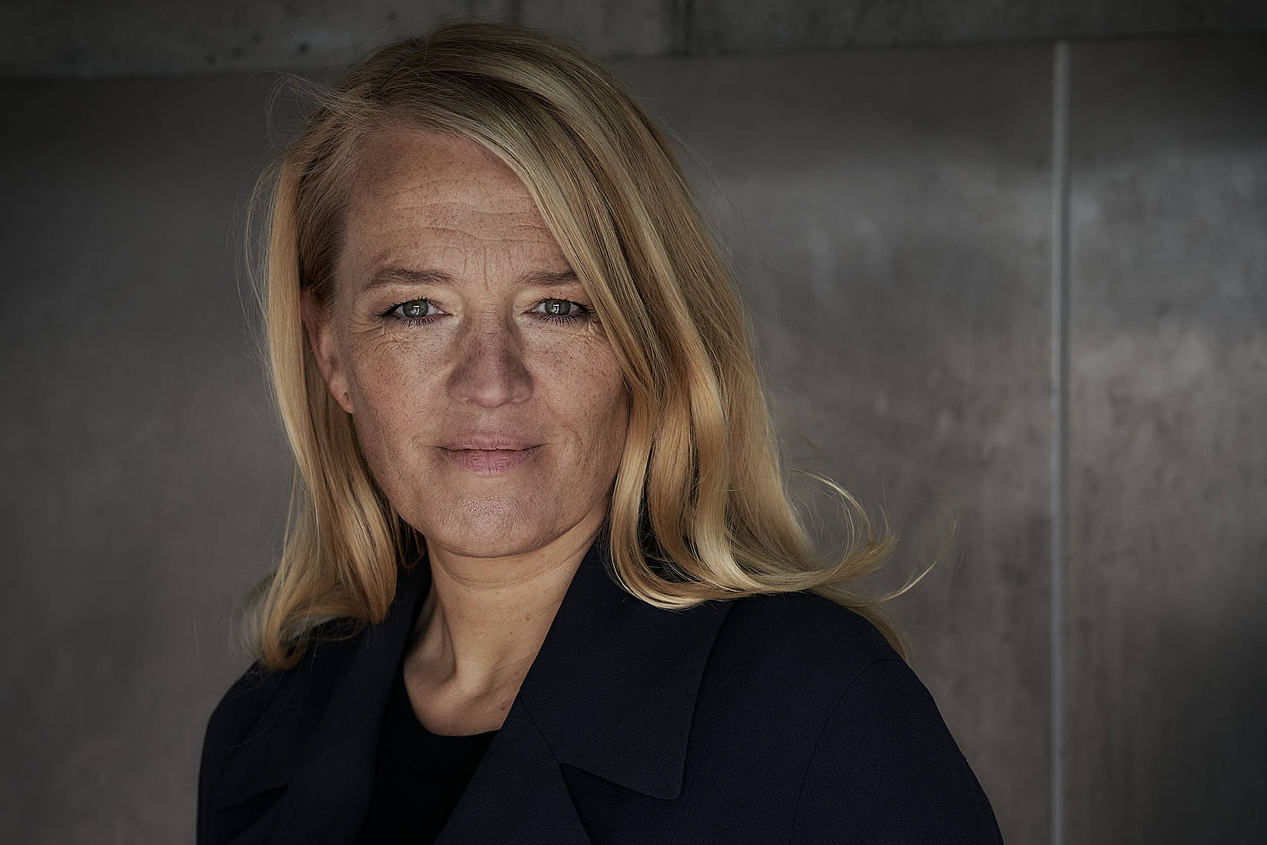 Hun skriver på ekkoerne fra en af de seneste års største skandaler og spørger: Kan vi stole på de hemmelige tjenester? På vores politikere?