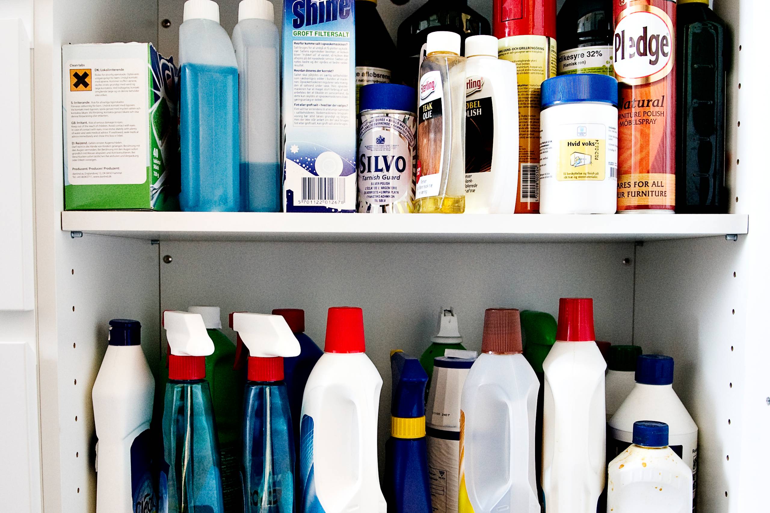 Rigtig mange danskere ejer et skab fyldt med uønsket kemi. Jeanette Lynge er ikke i tvivl om, at det er unødvendigt. Foto: Christian Klindt Sølbeck