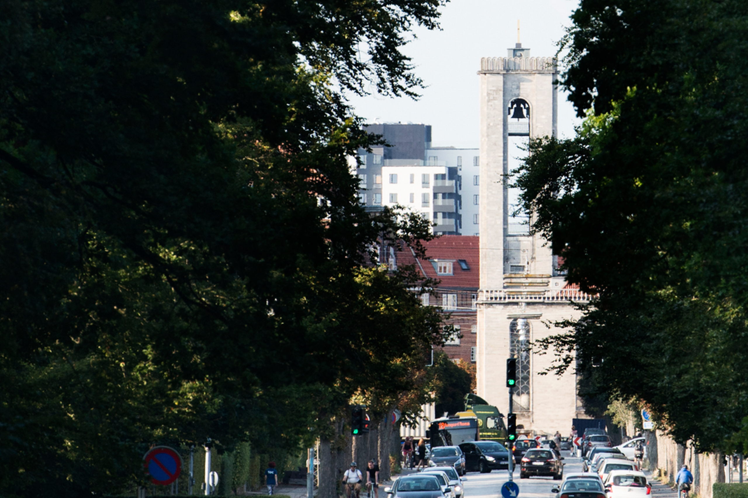 Sankt Lukas Kirke ligger midt på Frederiksbjerg i Aarhus C. Personalet har i årevis svaret på klager fra områdets beboere om ringetider og klokkernes lydstyrke - nu har de lyttet. Foto: Kenneth Lysbjerg Koustrup