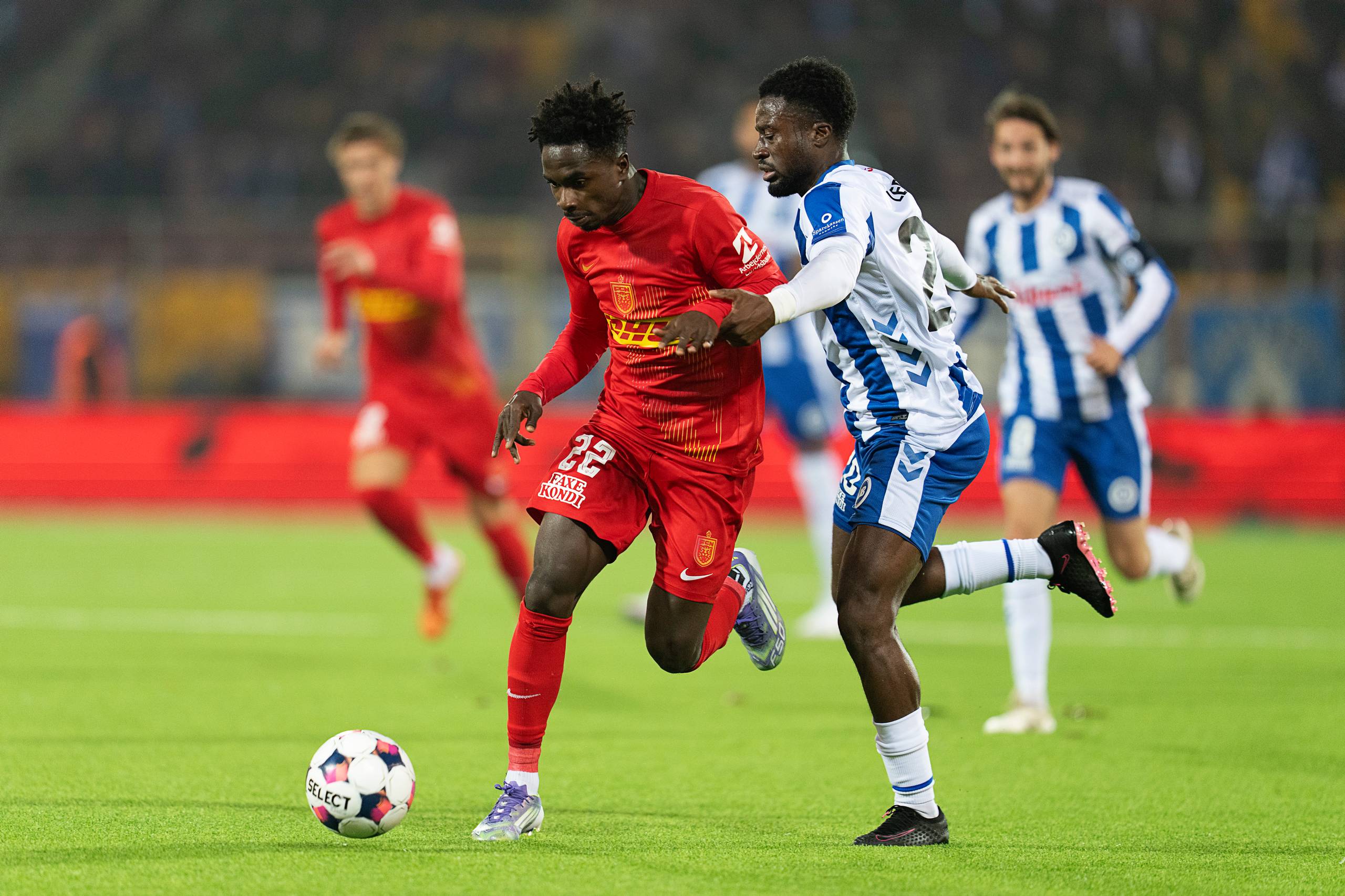 17 fynske hollændere fik gratis fodbold af deres egen hollandske ven på rådhuset