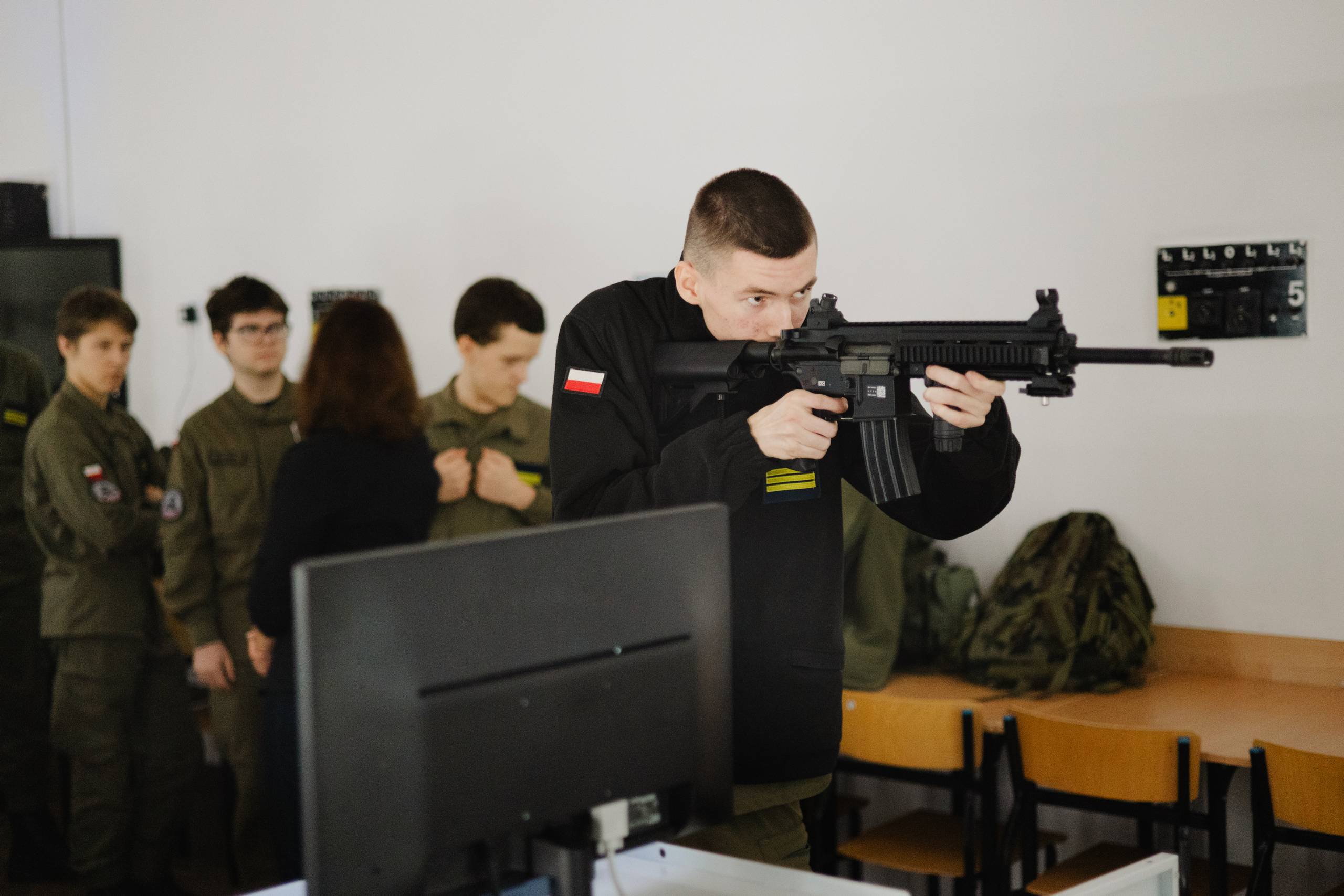 De går i militæruniform i skolen: Lærer at skyde og nedkæmpe droner