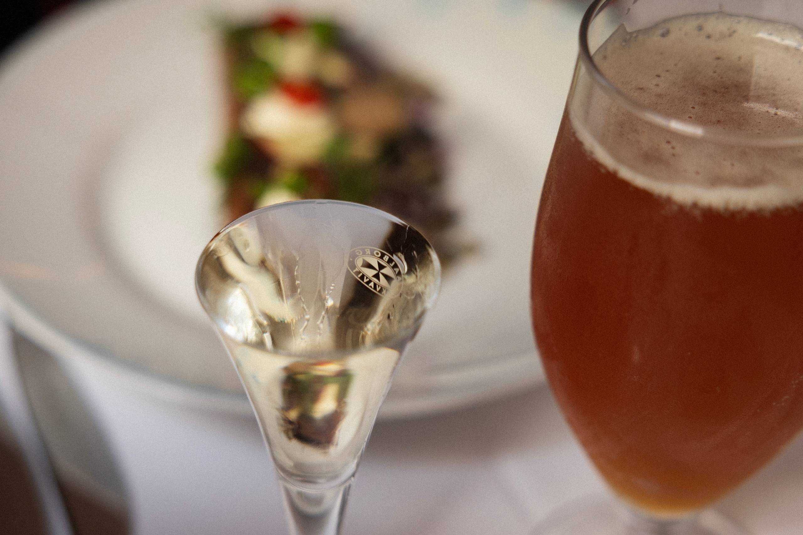 De alkoholiske drikkevarer må sandsynligvis vige mere af pladsen på årets julebord end tidligere. Og de nye sidemakkere uden procenter er langt fra tørre i smagen, hvis det står til en tidligere danmarksmester i mocktails.  Foto: Gregers Tycho