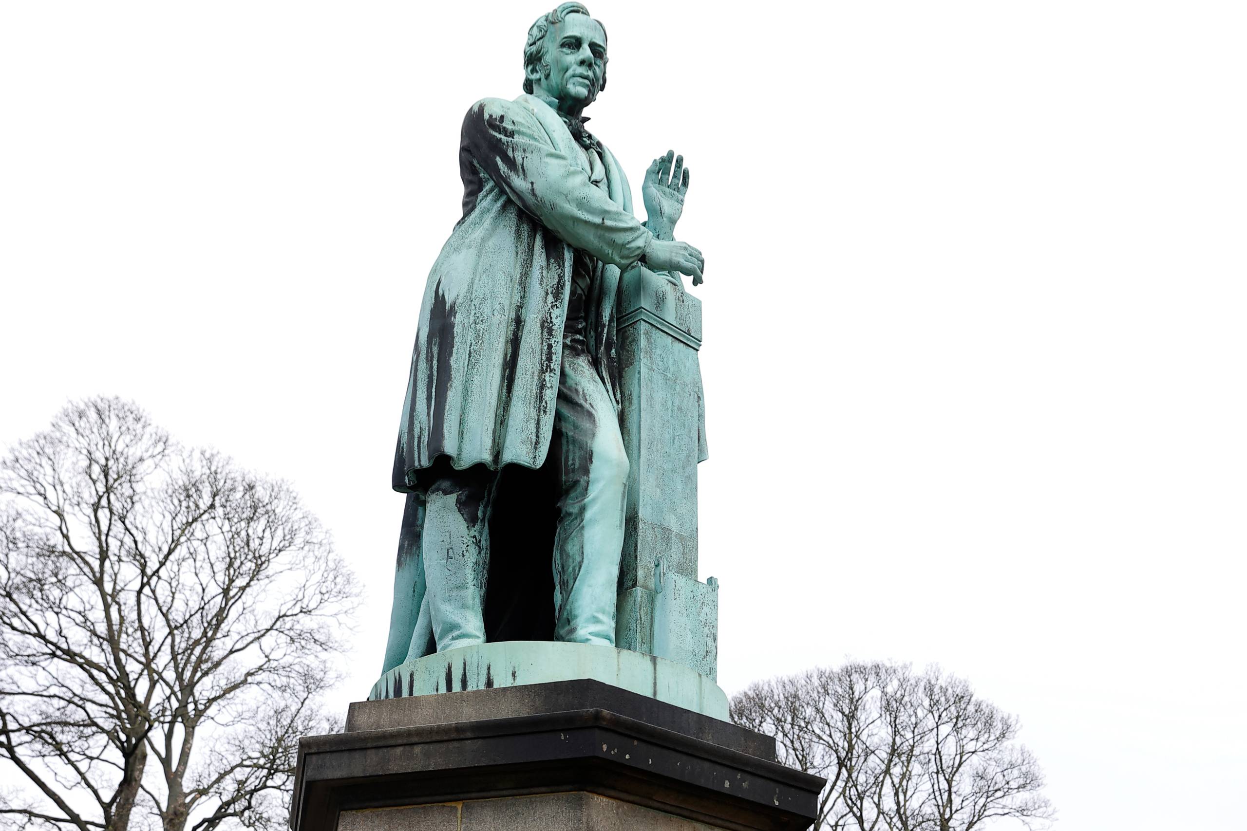 H.C. Ørsted på sin sokkel i København: Knap 200 år senere lader millioner af mennesker sig lokke i uføre af forbrydere og taskenspillere. Arkivfoto: Jens Dresling.