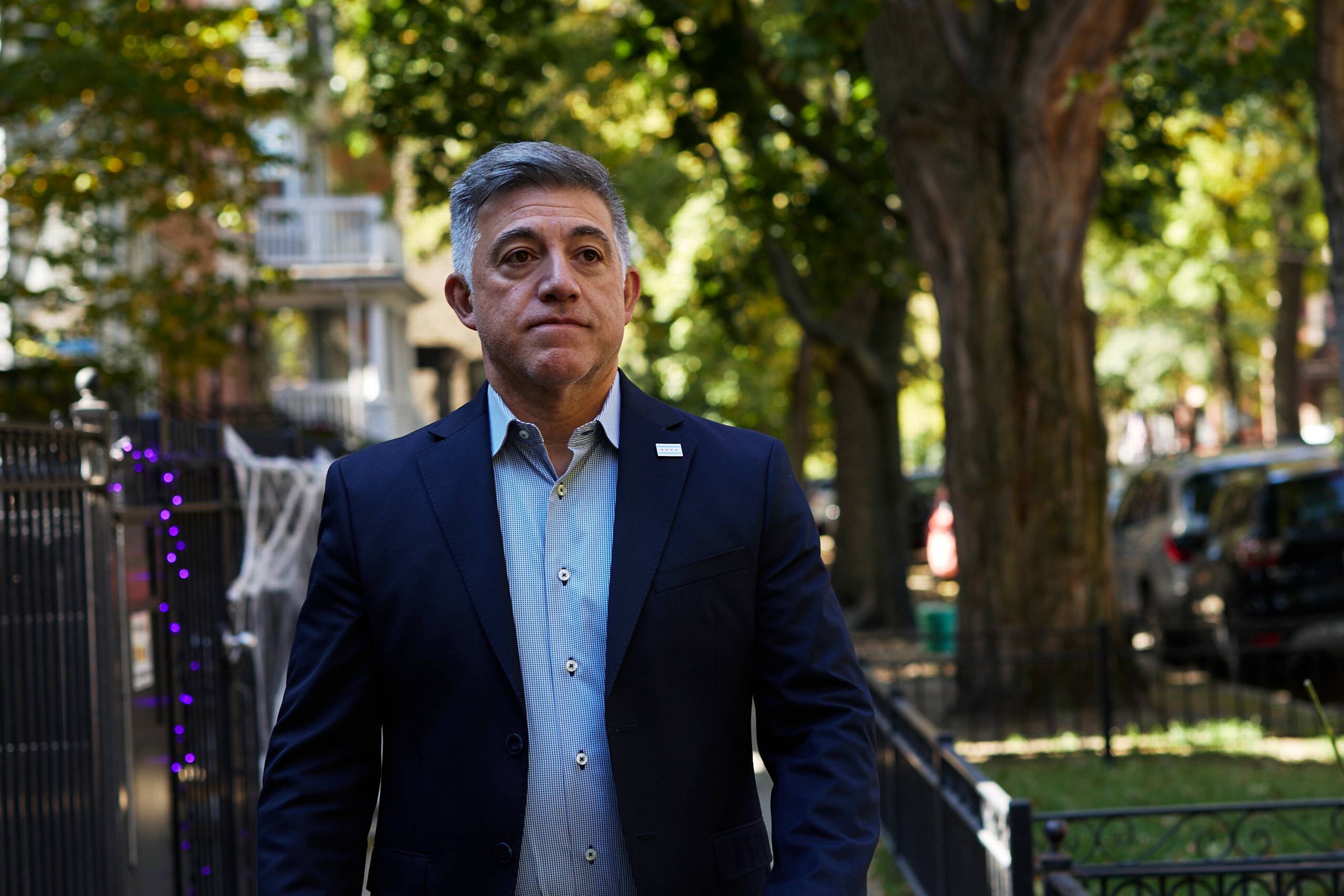 Han er Republikanernes leder i Chicago. Bakker Trump op. Pludselig blev han skreget i hovedet af sin byfælle