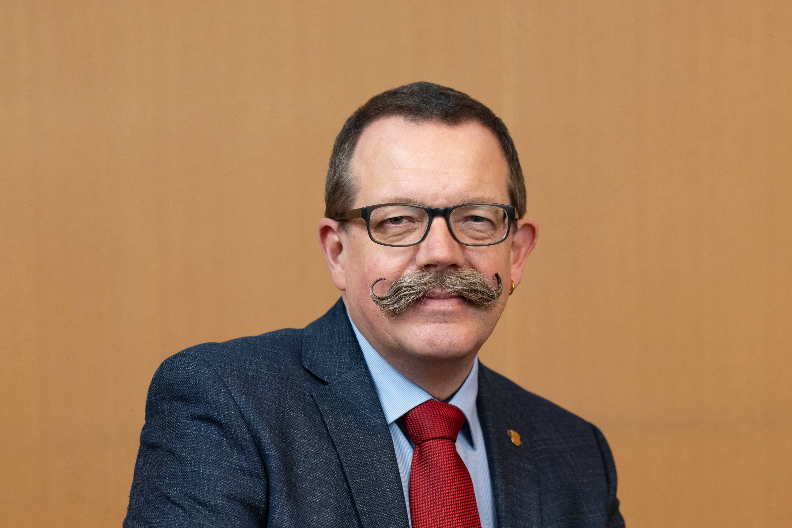 Det begyndte venligt.  Men da snakken faldt på superligaklubbens gratis goder, smækkede borgmesteren på