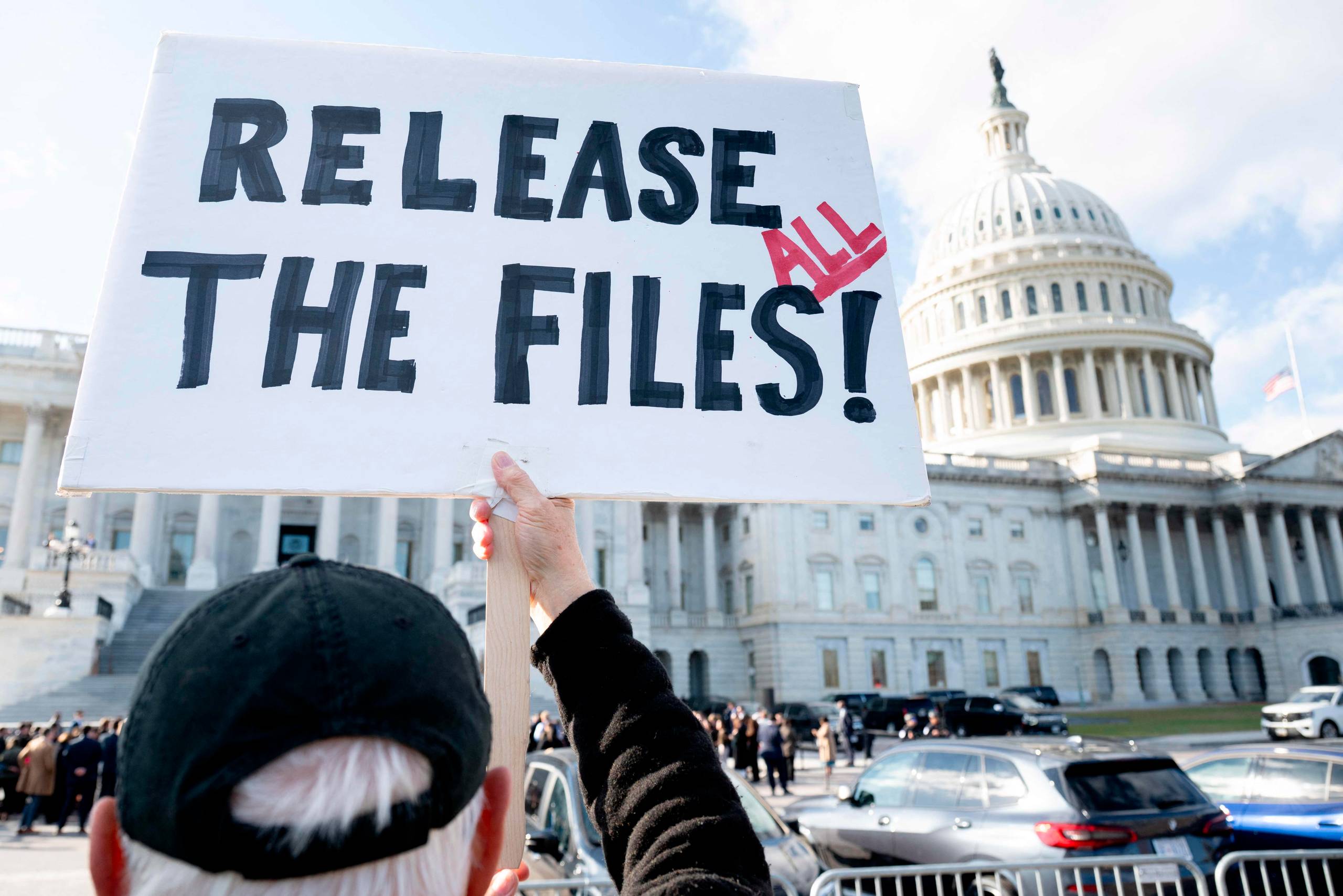 E-mails rykkede Trump tættere på Epstein. Så offentliggjorde Republikanerne 23.000 dokumenter