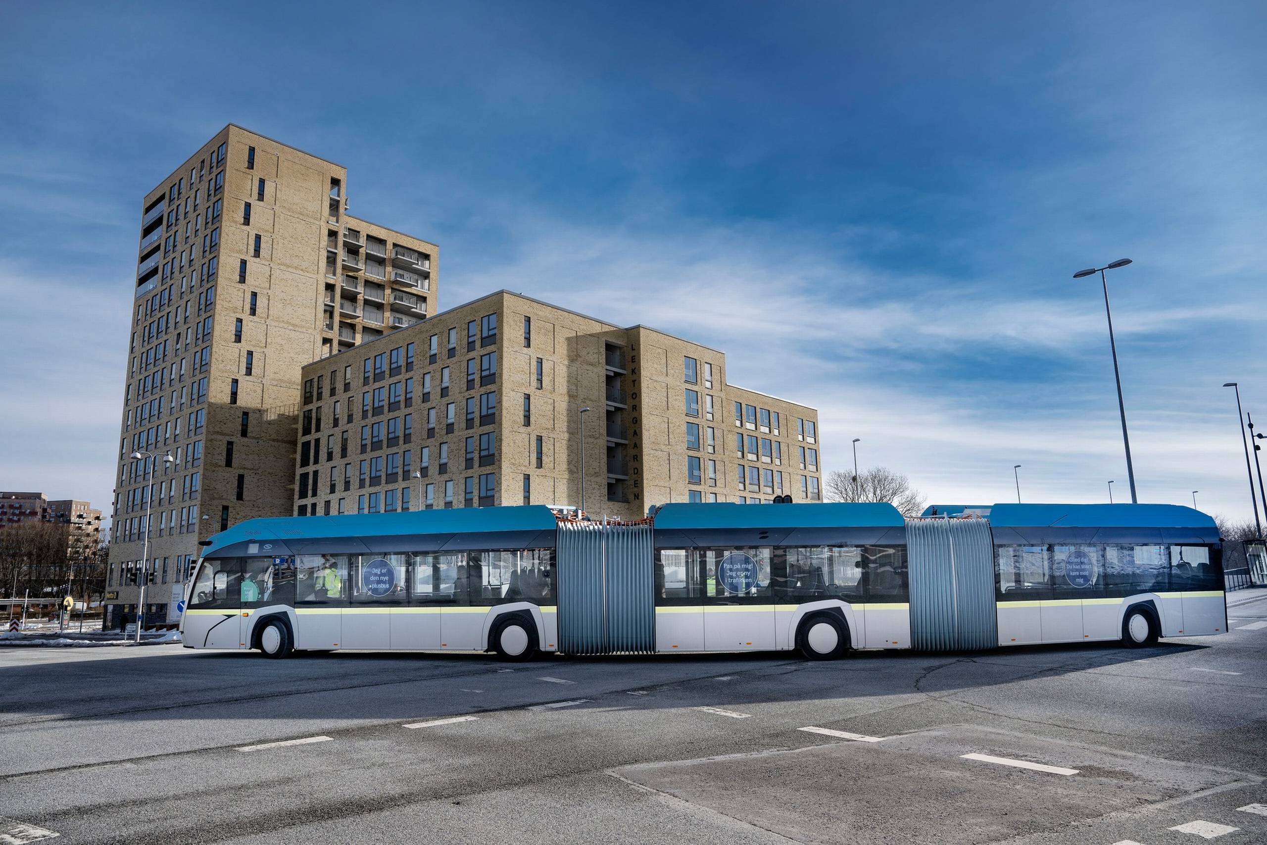Med sine knap 25 meter fylder Plusbussen en del i bybilledet, men overlader alligevel mere plads til cyklister, bilister og gående end letbanernes skinner ville gøre, mener Lisbet Wolters. Foto: © Lars Horn / Baghuset.