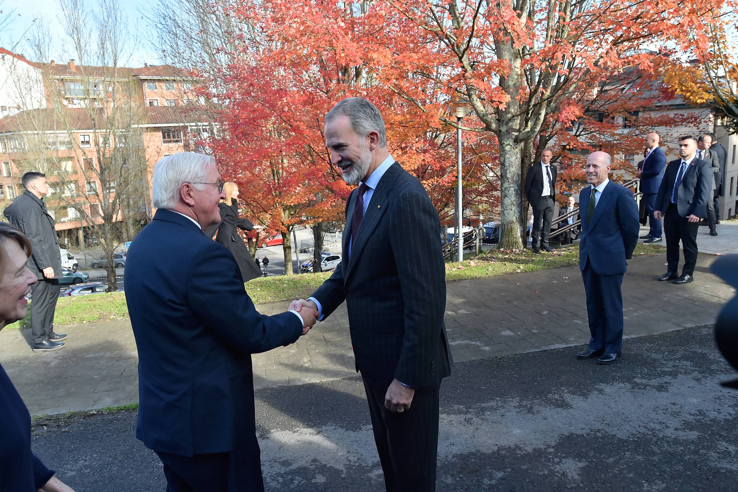 Den 28. november besøgte den nuværende spanske konge, Felipe VI, monumentet for nazisternes bombning af den spanske by Guernica sammen med den tyske forbundspræsident Fran-Walter Steinmeier. Den spanske borgerkrig banede vejen for den fascistiske diktator Franco, der stod i spidsen for Spanien til sin død i 1975. Herefter blev Spanien igen et kongedømme - med den nuværende konges far, Juan Carlos. Foto: Reuters