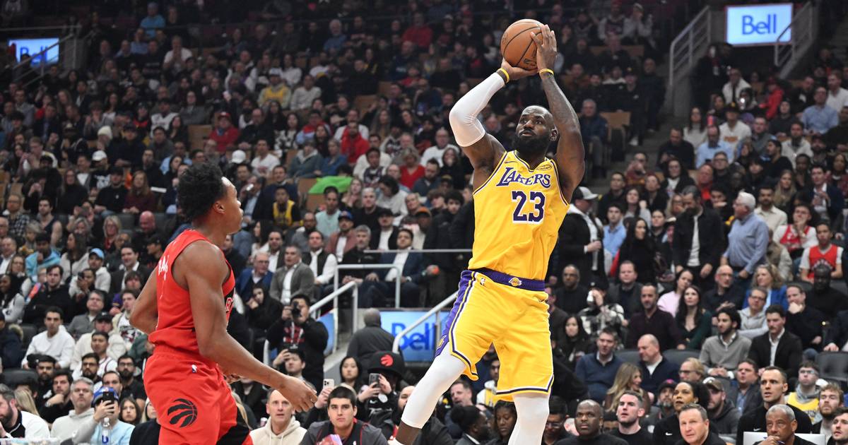 Vild LeBron James-stime slutter efter 18 år og 1297 kampe - Jyllands-Posten