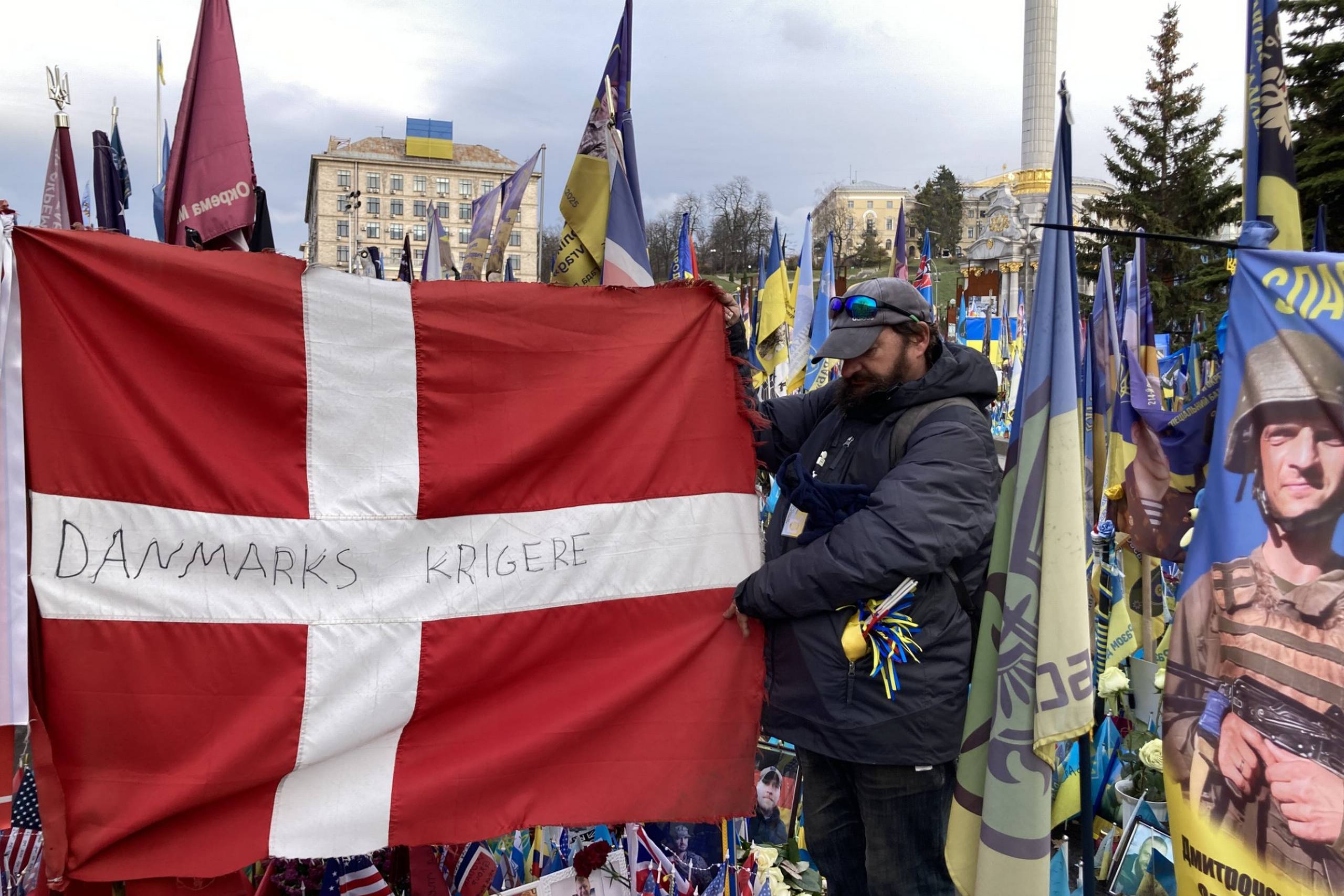 På Uafhængighedspladsen i Kyiv vidner Dannebrog om danske frivillige, som gav deres liv for Europas frihed. Foto: Per Nyholm.