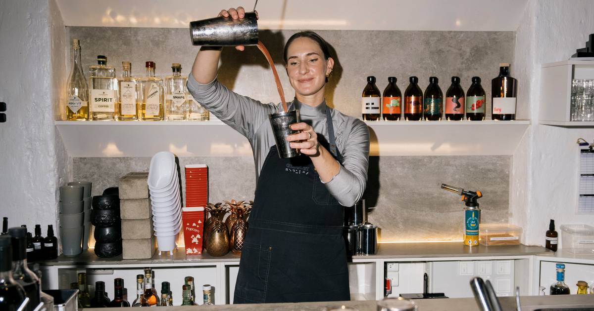 Skal du lave cocktails?  Prisbelønnet bartender laver sine to bedste nytårscocktails – én med og én uden alkohol