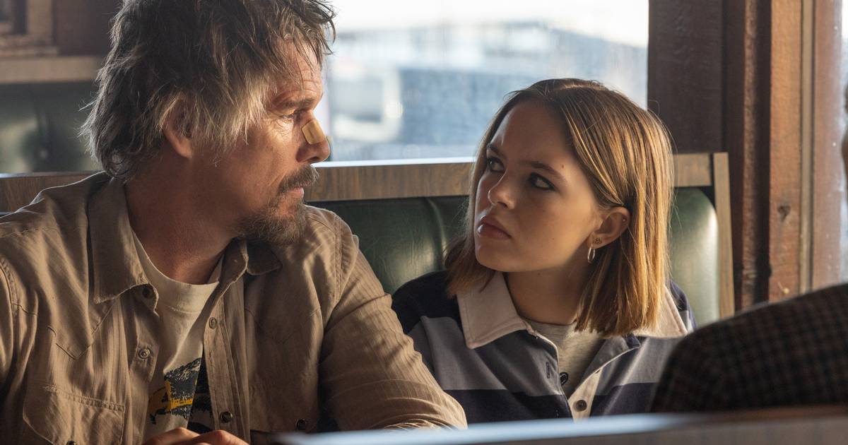Ethan Hawke er drønirriterende og dødcharmerende i humoristisk neo-noir