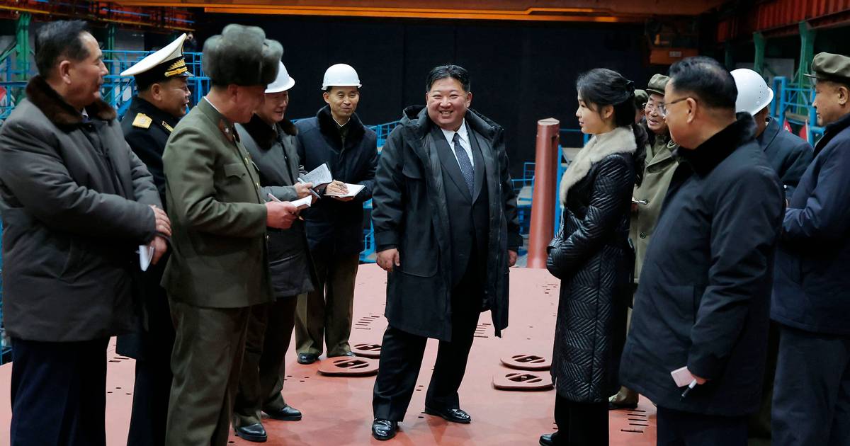 Kim Jong-un besigtiger atomdrevet ubåd sammen med sin datter - Jyllands ...