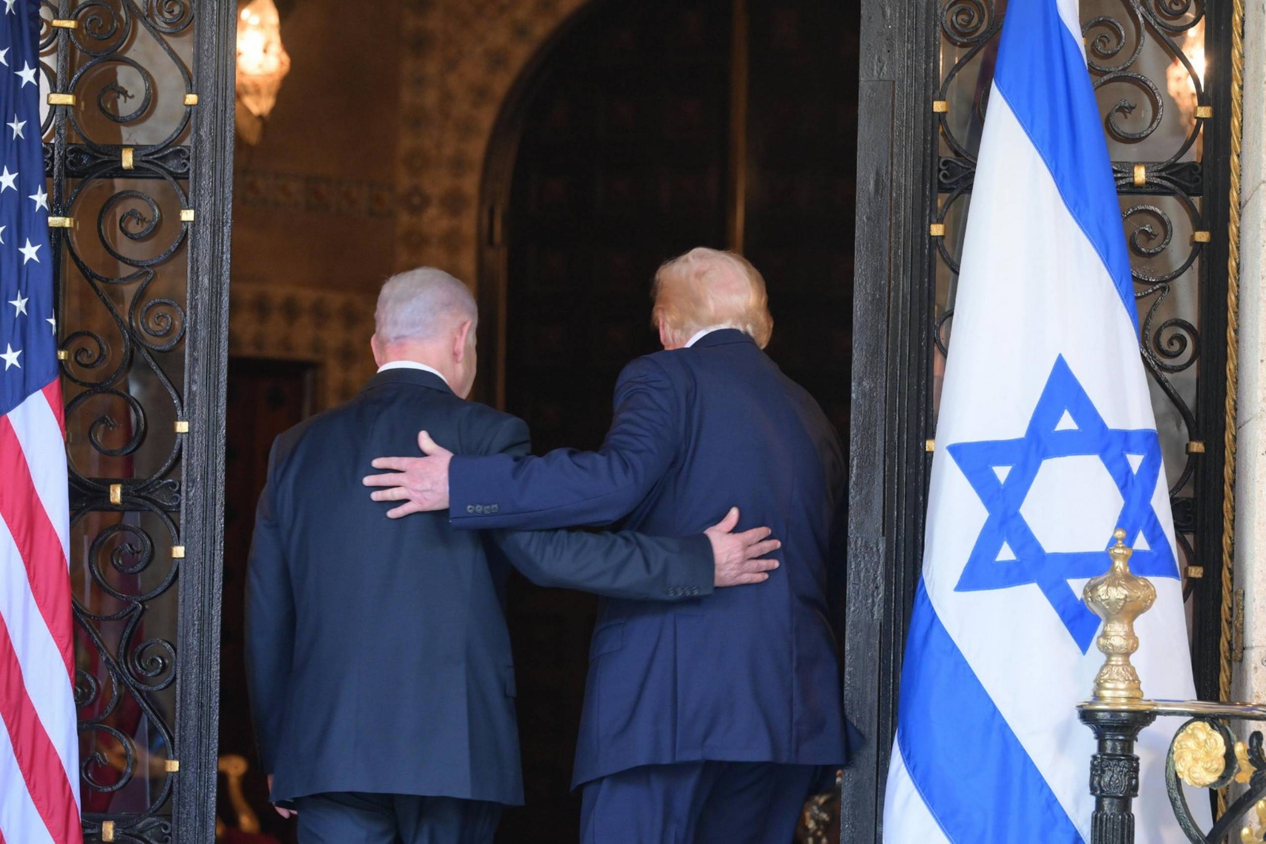 Netanyahu og Trump holdt begge hinanden om ryggen på vej ind til deres sjette møde i år. Foto: Amos Ben-Gershom (/GPO  