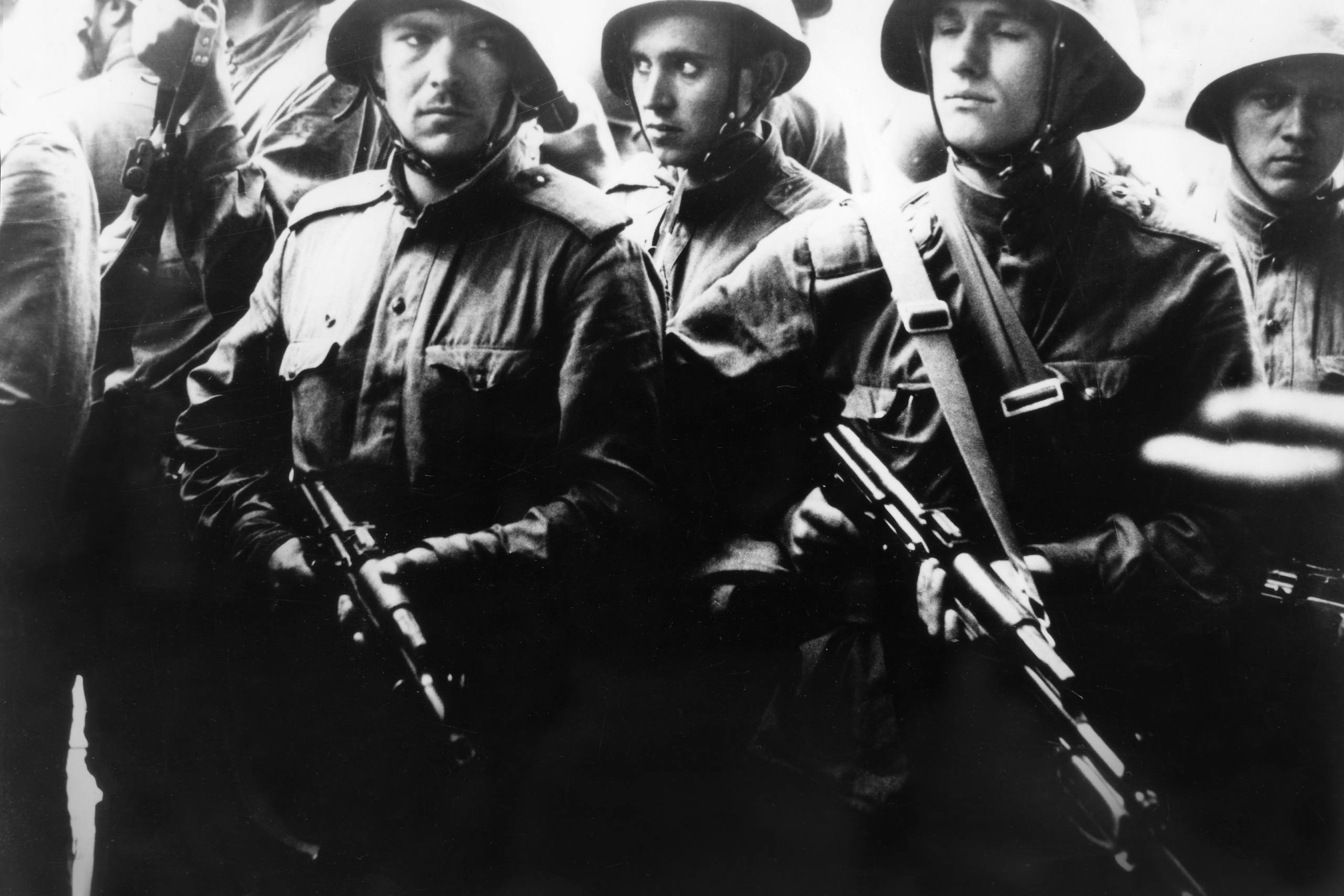 Lad amerikanske soldater erobre Grønland med magt. Lad det om nødvendigt koste døde og sårede. USA vil stå tilbage med samme skam som det kommunistiske Rusland efter indmarchen i Ungarn i 1956 og Tjekkoslovakiet i 1968 (billedet). Arkivfoto: Ullstein