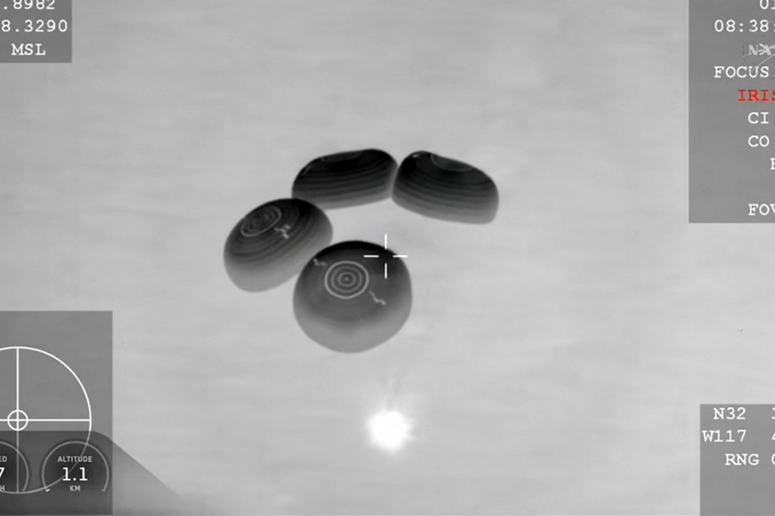 Rumskibet SpaceX Dragon på vej ned mod havet ud for San Diego, USA. Foto: Nasa/AFP