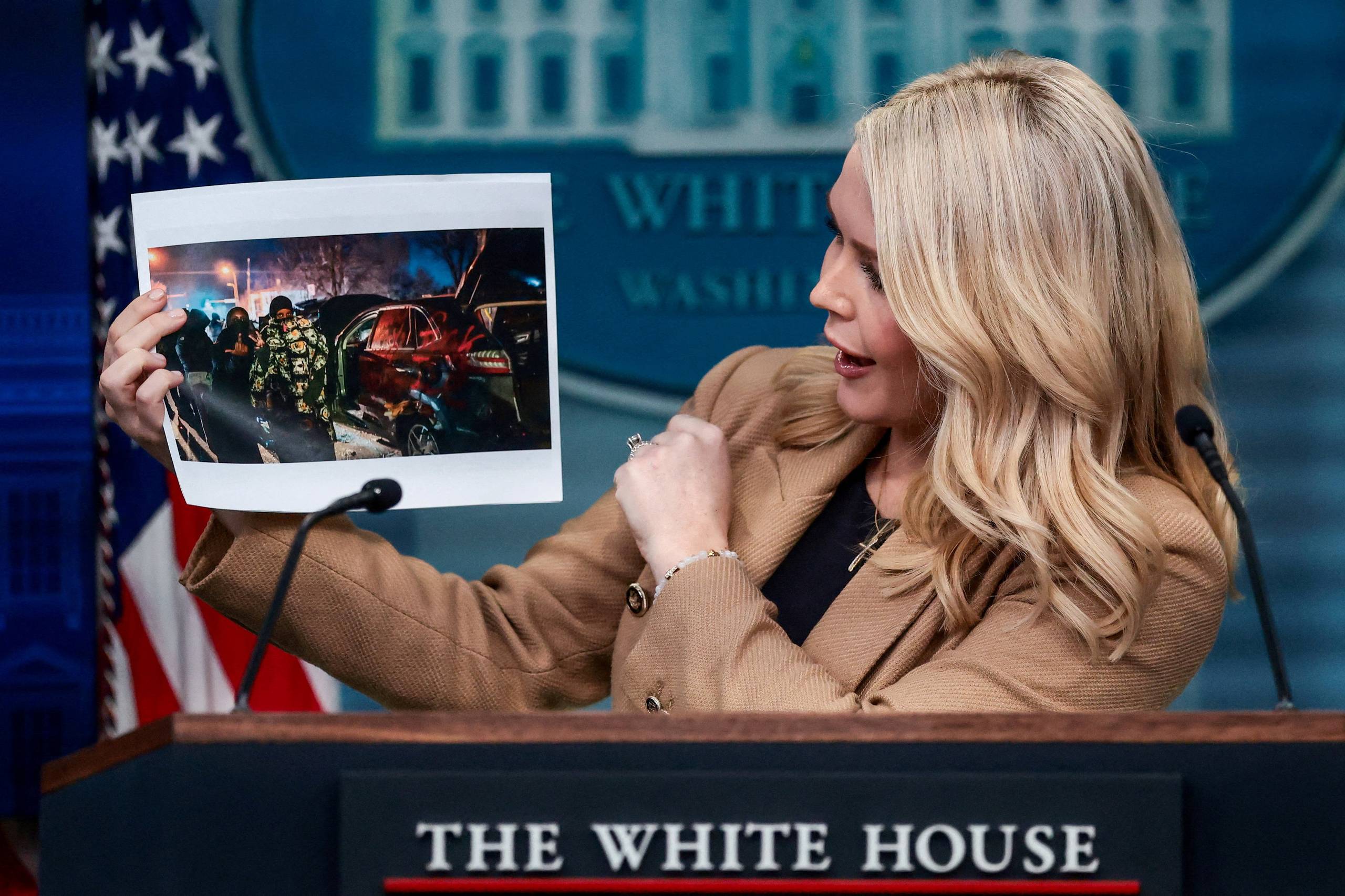 Pressetalsperson Karoline Leavitt videreformidler nyheder og information, som Trumpadministrationen udlægger virkeligheden. Og ikke altid i overensstemmelse med den virkelighed, andre oplever. Foto: Evelyn Hockstein.