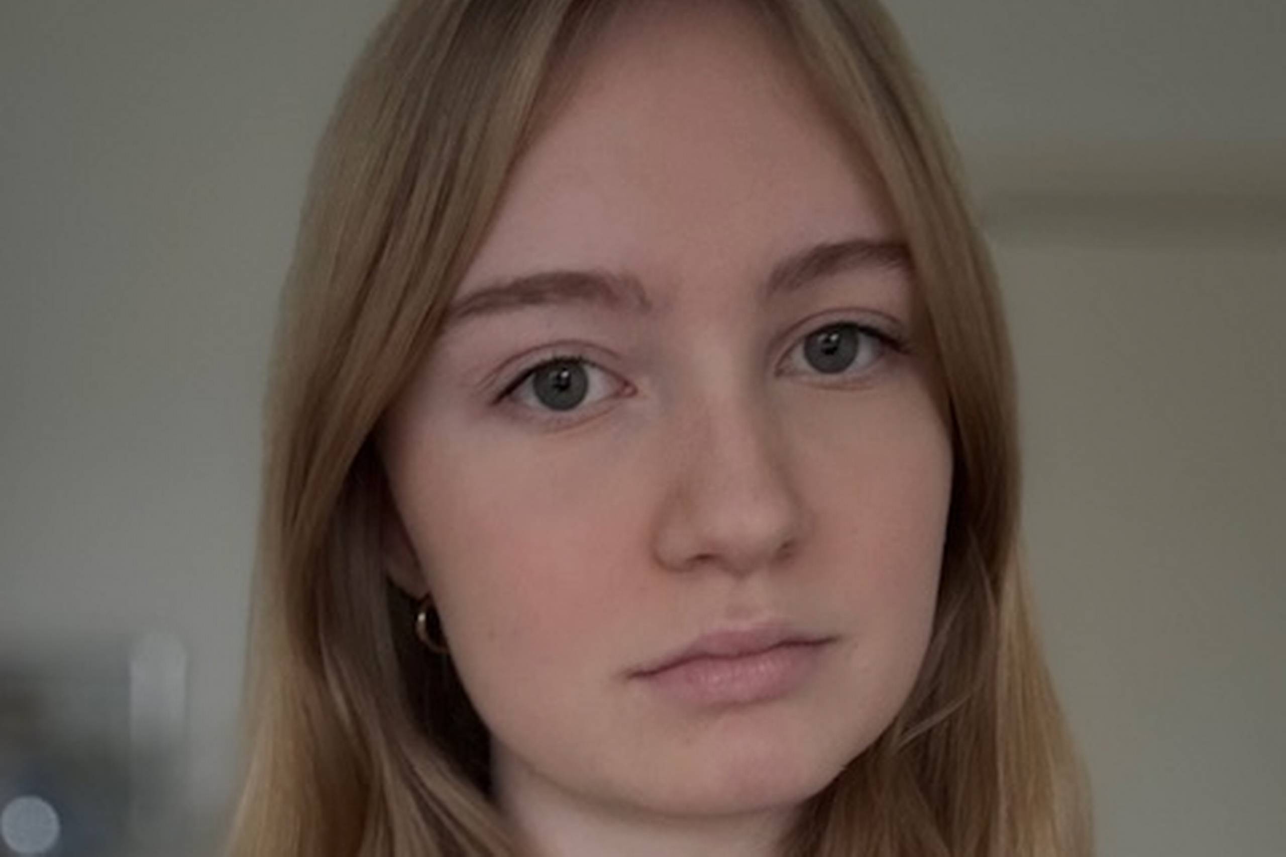 Skal jeg hver dag mindes om, at staten har besluttet, at jeg måske er for privilegeret til selv at vælge? Og hvis jeg er det, hvorfor er løsningen så at tage mine valg fra mig i stedet for at give andre flere muligheder? skriver Freja Elizabeth Schou. Privatfoto