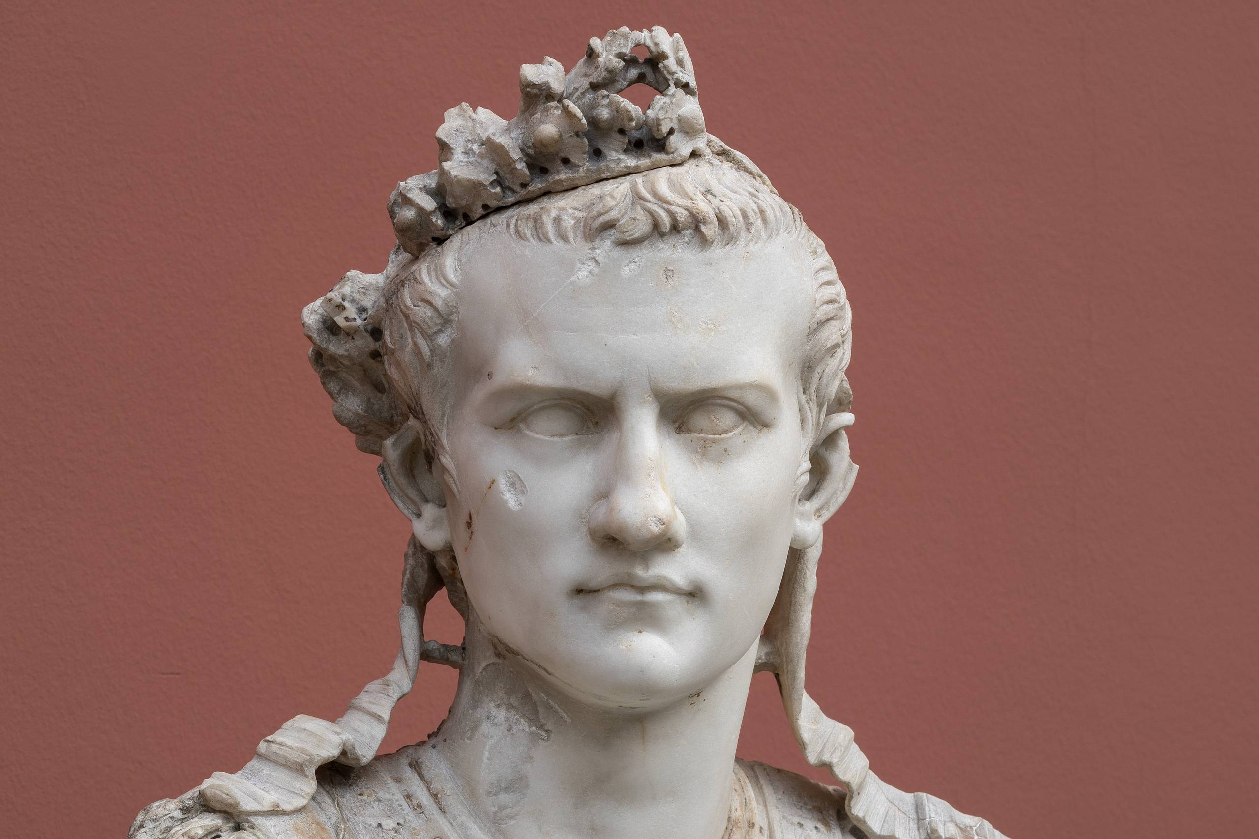 Caligula på Glyptoteket i København: giftig som en slange, myrdet af sine egne. Busten af kejseren, kronet med egeløv, blev fundet i Rom i 1890'erne under Tiberens regulering. Kejseren bærer en egekrans, en såkaldt Corona Civica eller Borgerkrone, en imperiets højeste udmærkelser, som blev givet til soldater, der i kamp havde reddet medborgeres liv. Brygger Carl Jacobsen hørte om fundet og beordrede busten købt til sin samling af antikviteter, som han siden skænkede offentligheden. Foto: Anders Sune Berg/Glyptoteket