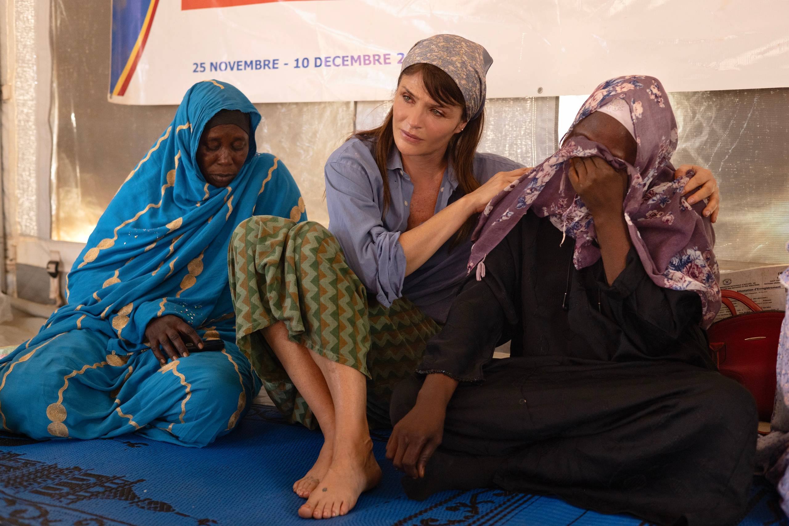 Over 11 mio. sudanesere er på flugt. Her mødes to af dem med Helena Christensen, der er ambassadør for UNHCR, FN's Flygtningeorganisation. Foto: UNHCR