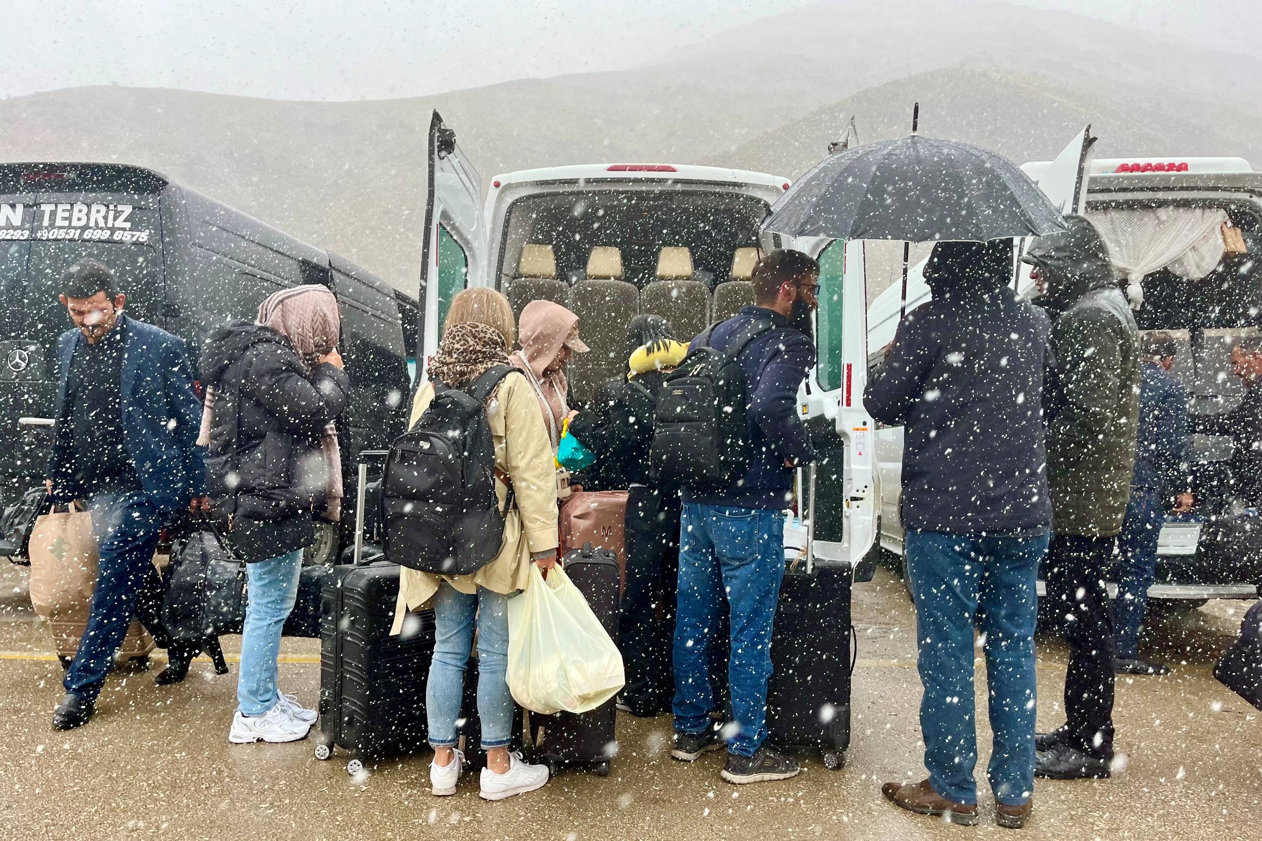 Krigen har lukket ned for al flytrafik, så nu må Iranere rejse ud via landgrænsen Razi-Kapikoy nær den østtykiske by Van. Foto: Heidi Plougsgaard