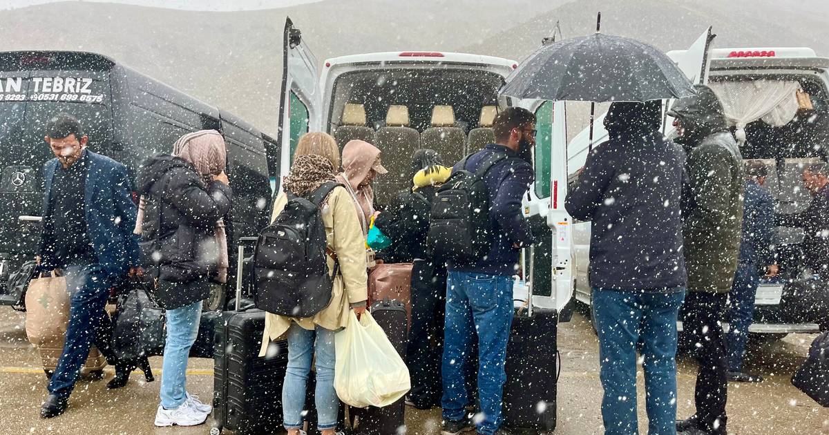 »Hils Trump og sig tak fra os,« siger en iransk mand. Men mange iranere er også bekymrede