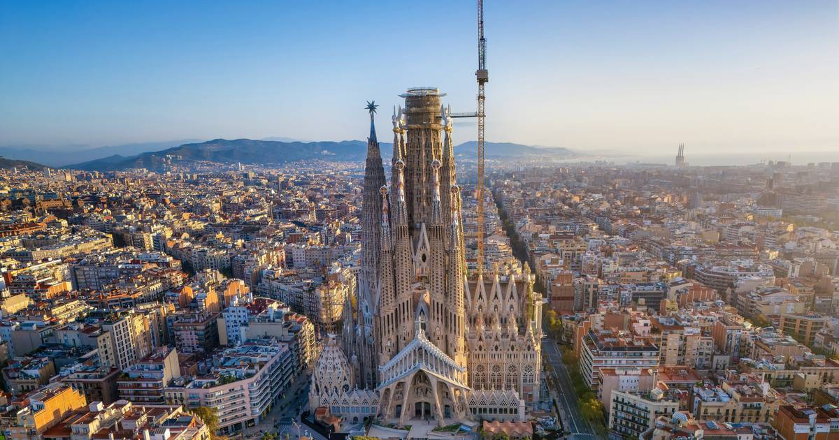 Nu færdiggøres verdens mest omtalte kirketårn:  En oplagt grund til at besøge spansk storby i år – men ikke den eneste
