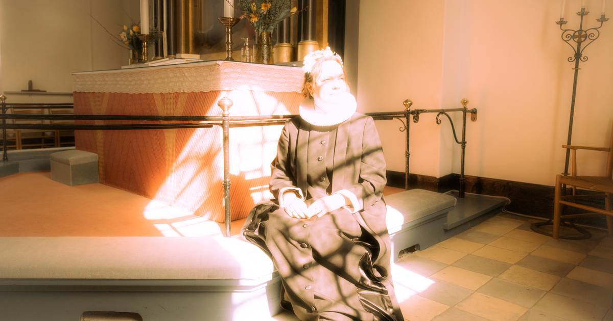 Videoen af hendes dans i præstekjole har haft over én million afspilninger. Men hvor går grænsen?