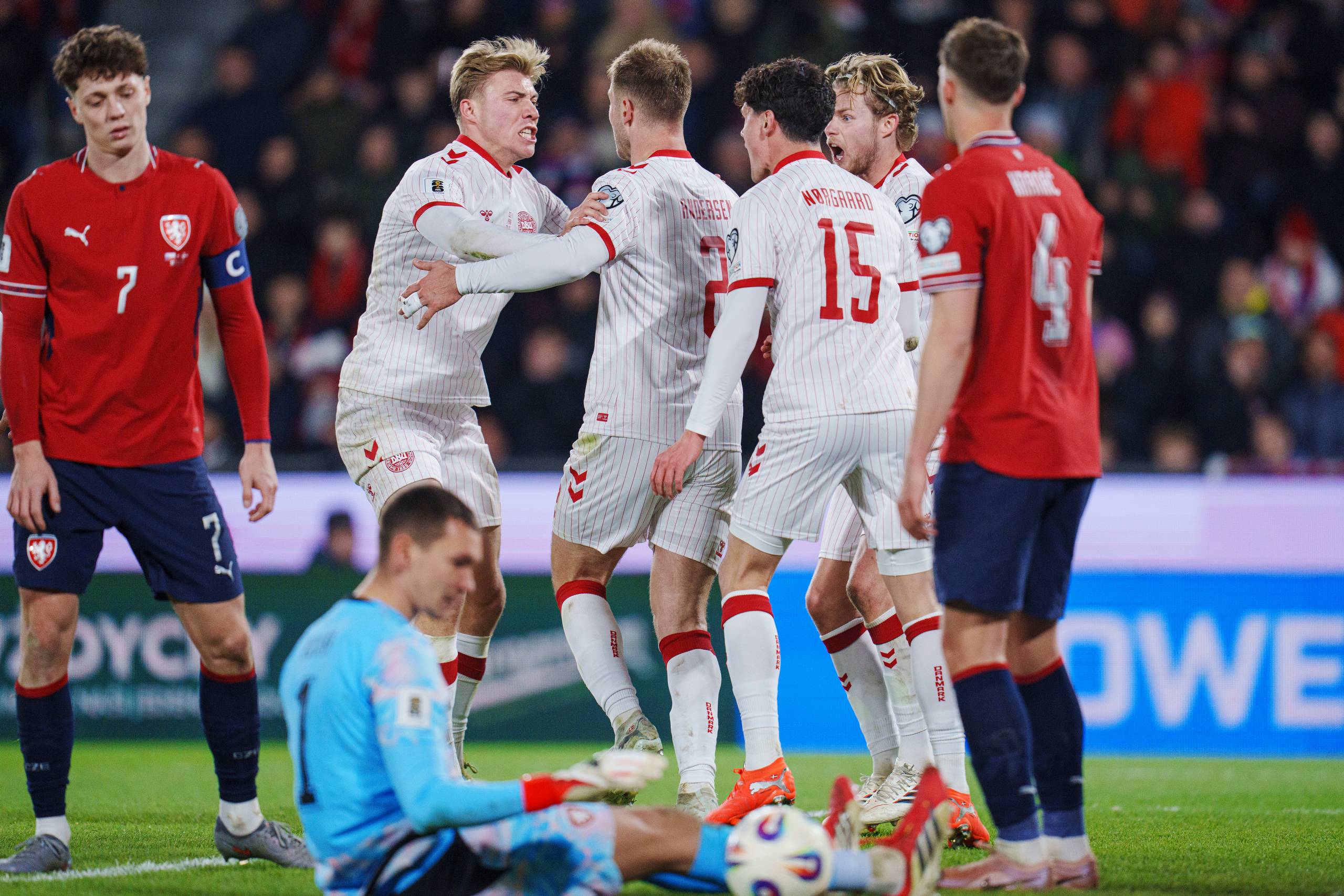 Rasmus Højlund (tv.) og resten af de danske fodboldherrer, da der stadig var håb efter Joachim Andersens udligning til 1-1. Foto: Liselotte Sabroe