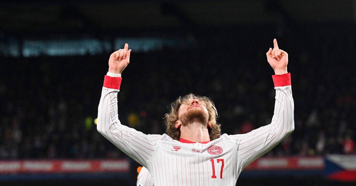 Kasper Høgh takkede Gud, da han fik sin landsholdsdebut.  Kristendommen har sneget sig ind i popkulturen