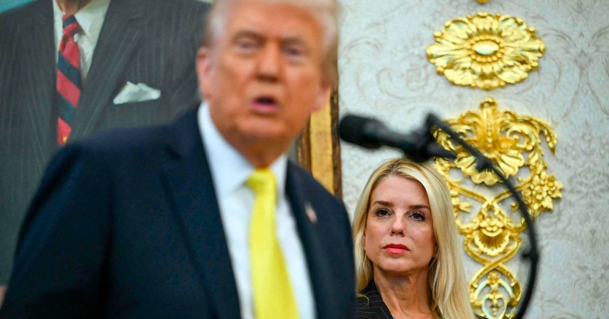 Analyse: Pam Bondi gjorde alt, hvad Trump bad om.  Nu betaler hun prisen