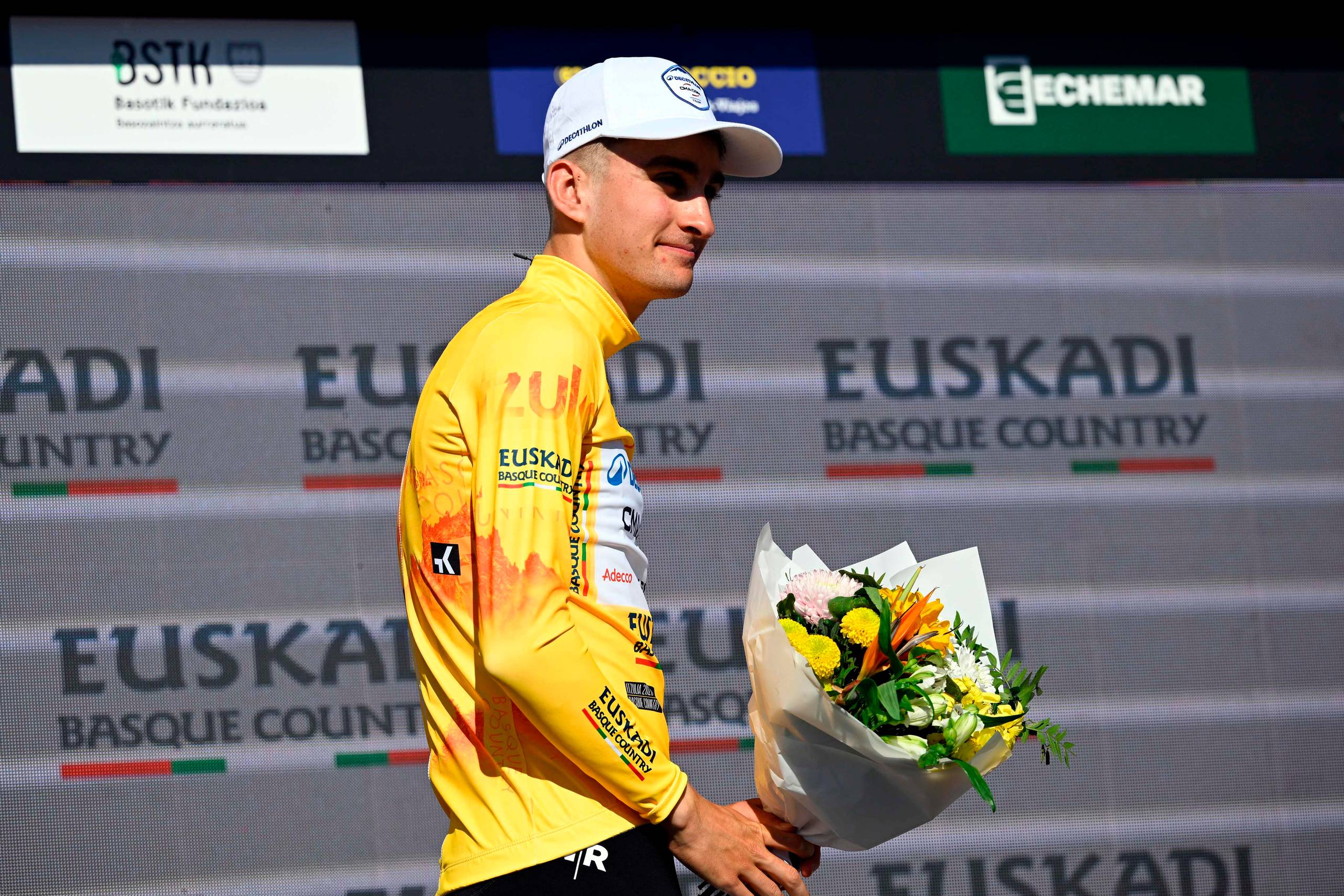 Paul Seixas iført førertrøjen under Baskerlandet Rundt, hvor han hentede sin tredje professionelle sejr med triumfen på 1. etape. Foto: Ander Gillenea