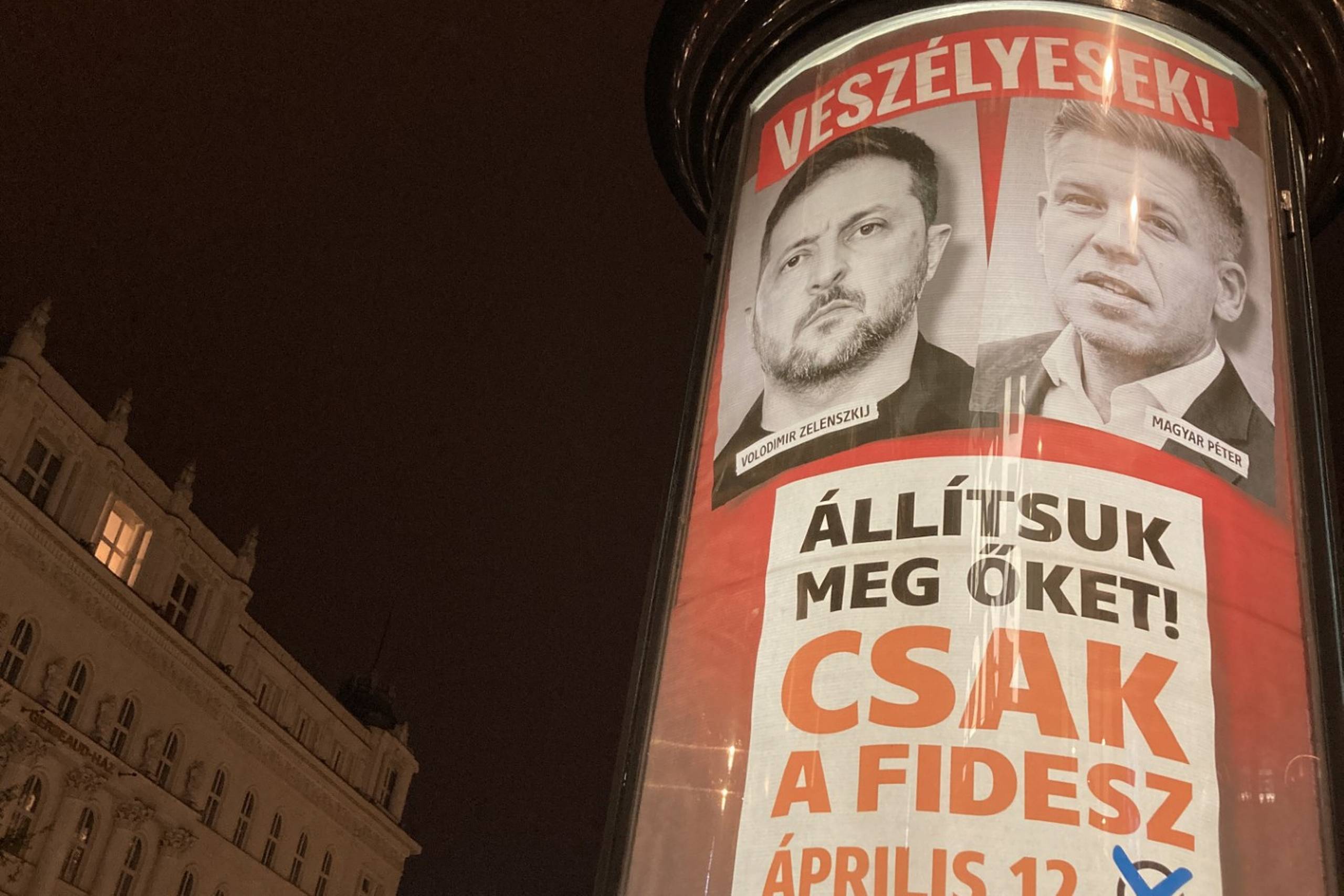 Sort propaganda i Budapest: Orbán-lejren postulerer en sammensværgelse mellem Péter Magyar (t.h. på plakatsøjlen) og Ukraines præsident Volodymyr Zelenskyj. Foto : Per Nyholm