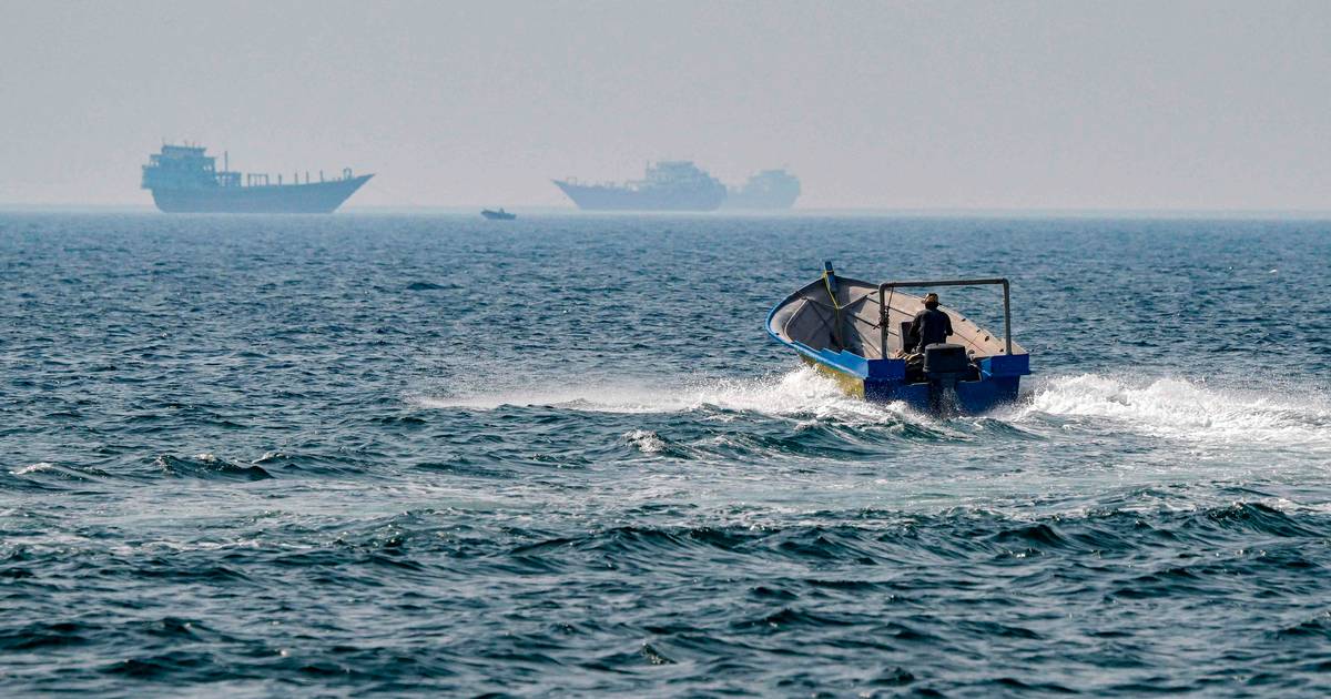 Hvad med minerne og truslerne om told? Flere dilemmaer venter strandede skibe i Hormuzstrædet