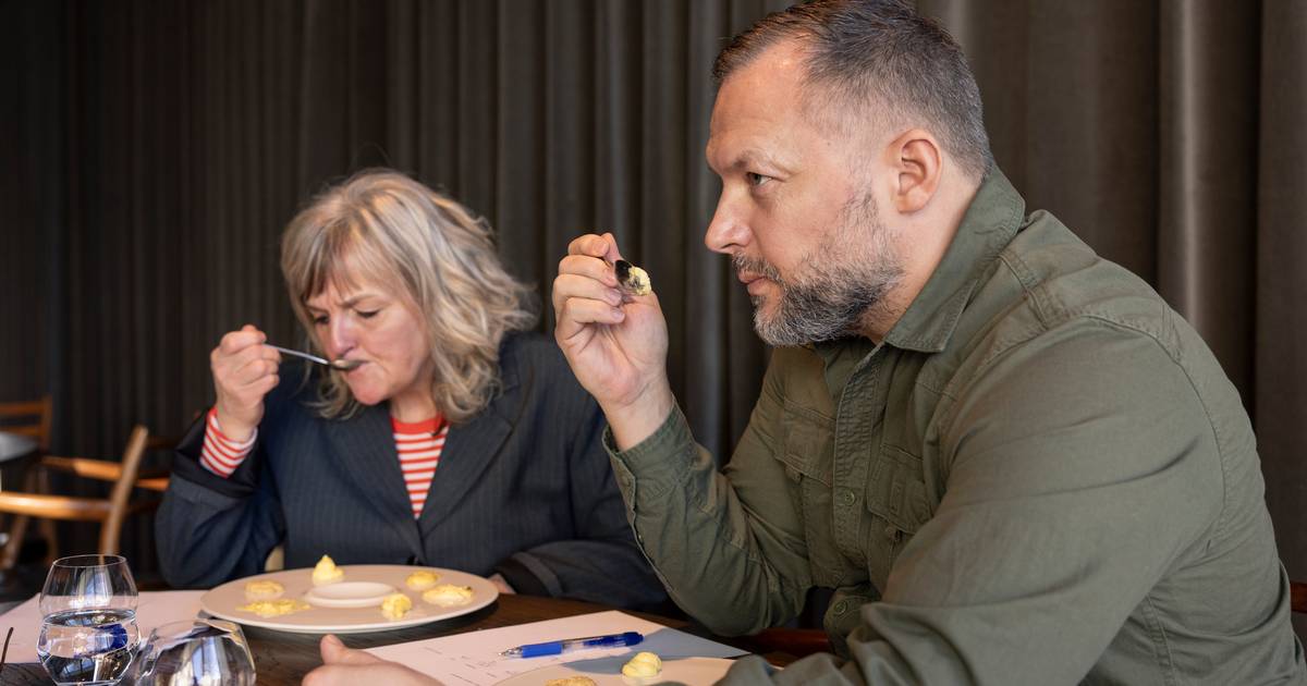 Remouladen er både sovs og sauce:  »Må vi kåre to testvindere – én af stadion og én af smørrebrødet?«