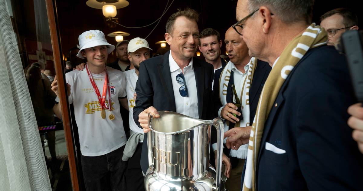 Ballade under mesterskabsfejring på rådhuset: Rådmand stod pludselig i FCM-trøje med AGF's DM-pokal