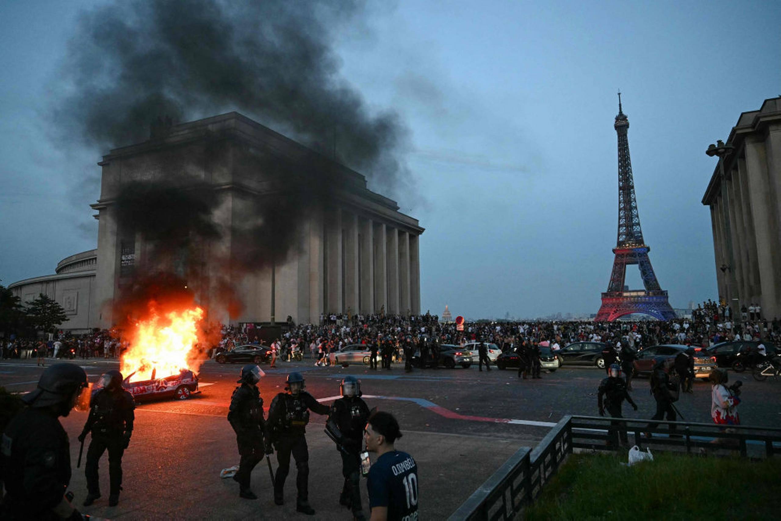 Vilde scener fra Paris:  280 personer anholdt efter fodboldtriumf
