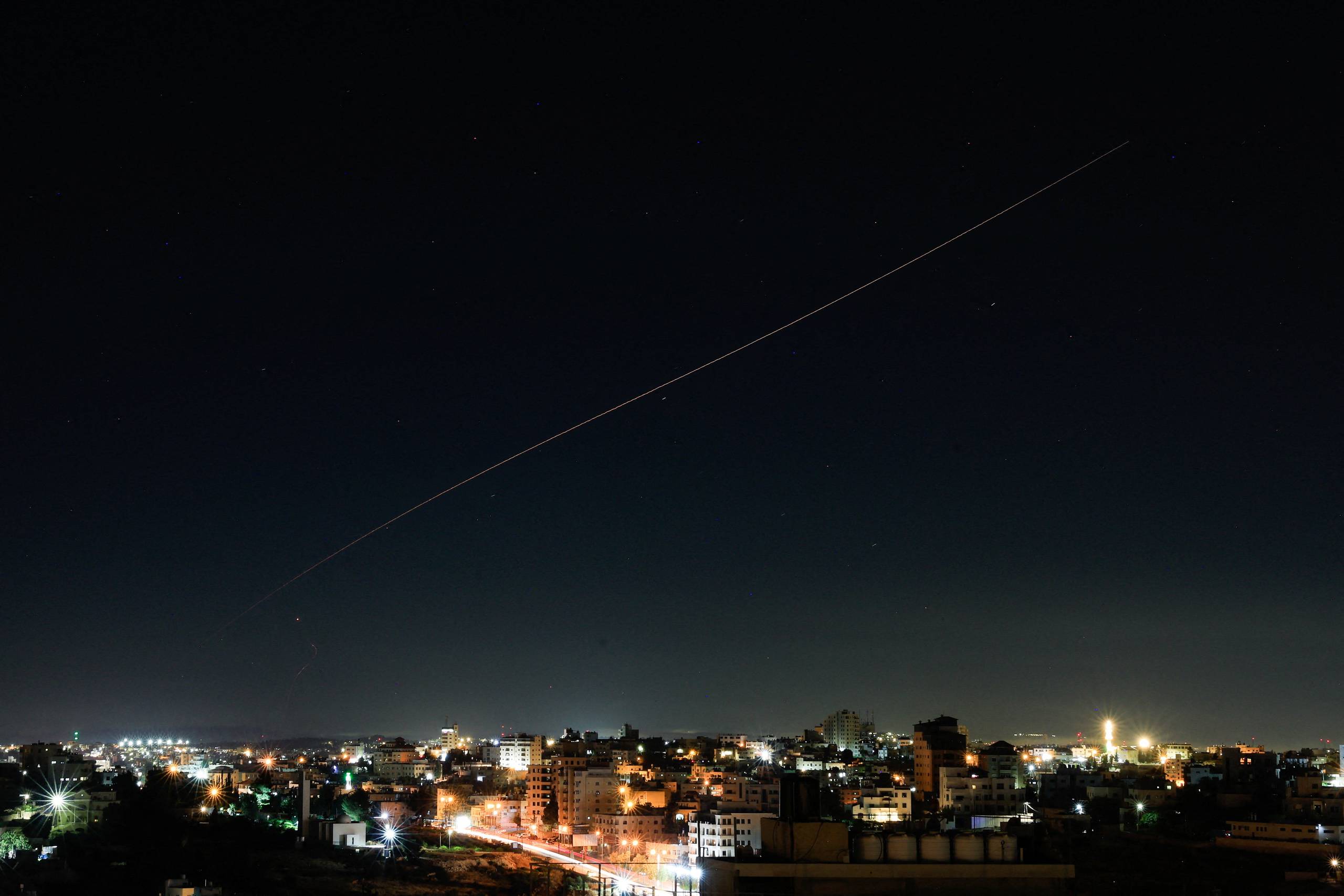 Israels militær angriber flere mål i Iran