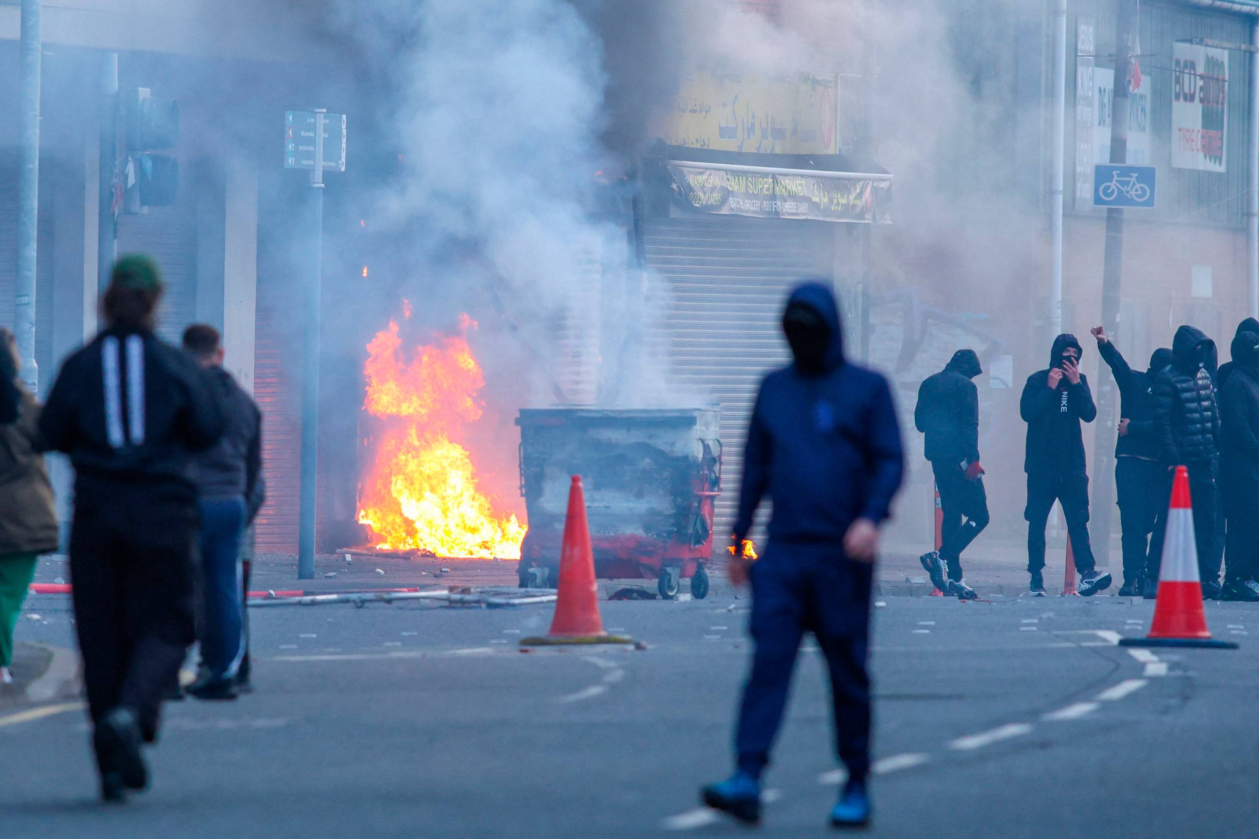 Hundredvis af indvandrerkritiske demonstranter sæt